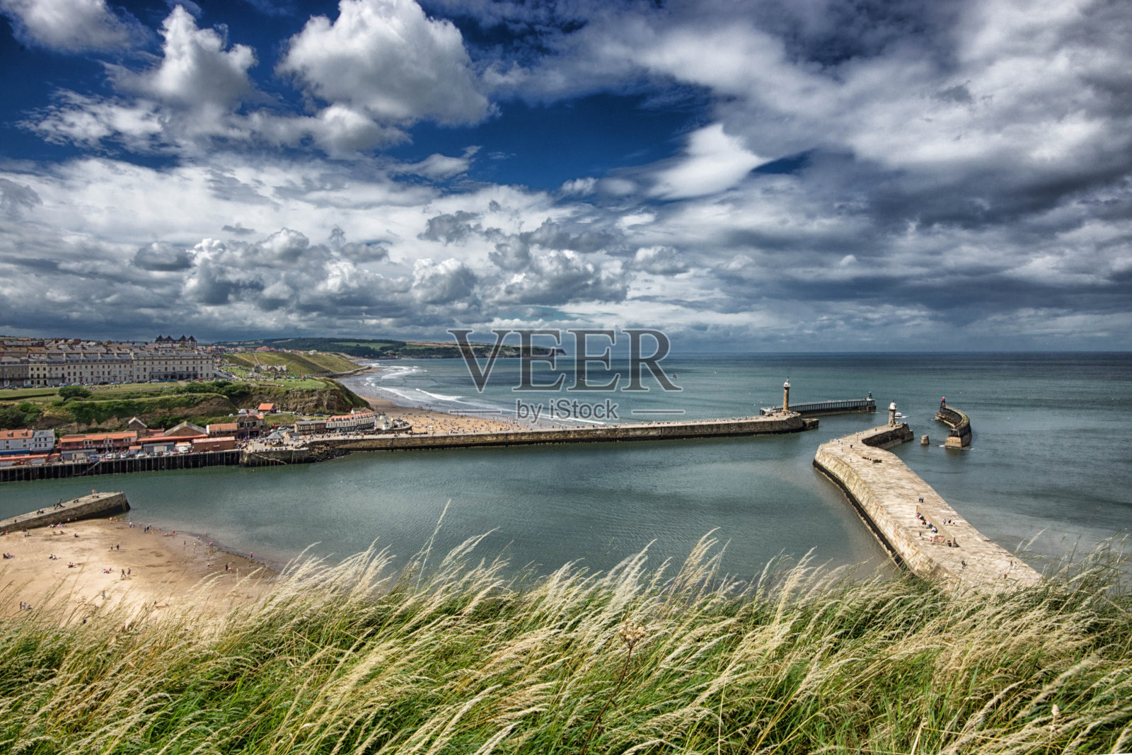 惠特比码头上的灯塔照片摄影图片