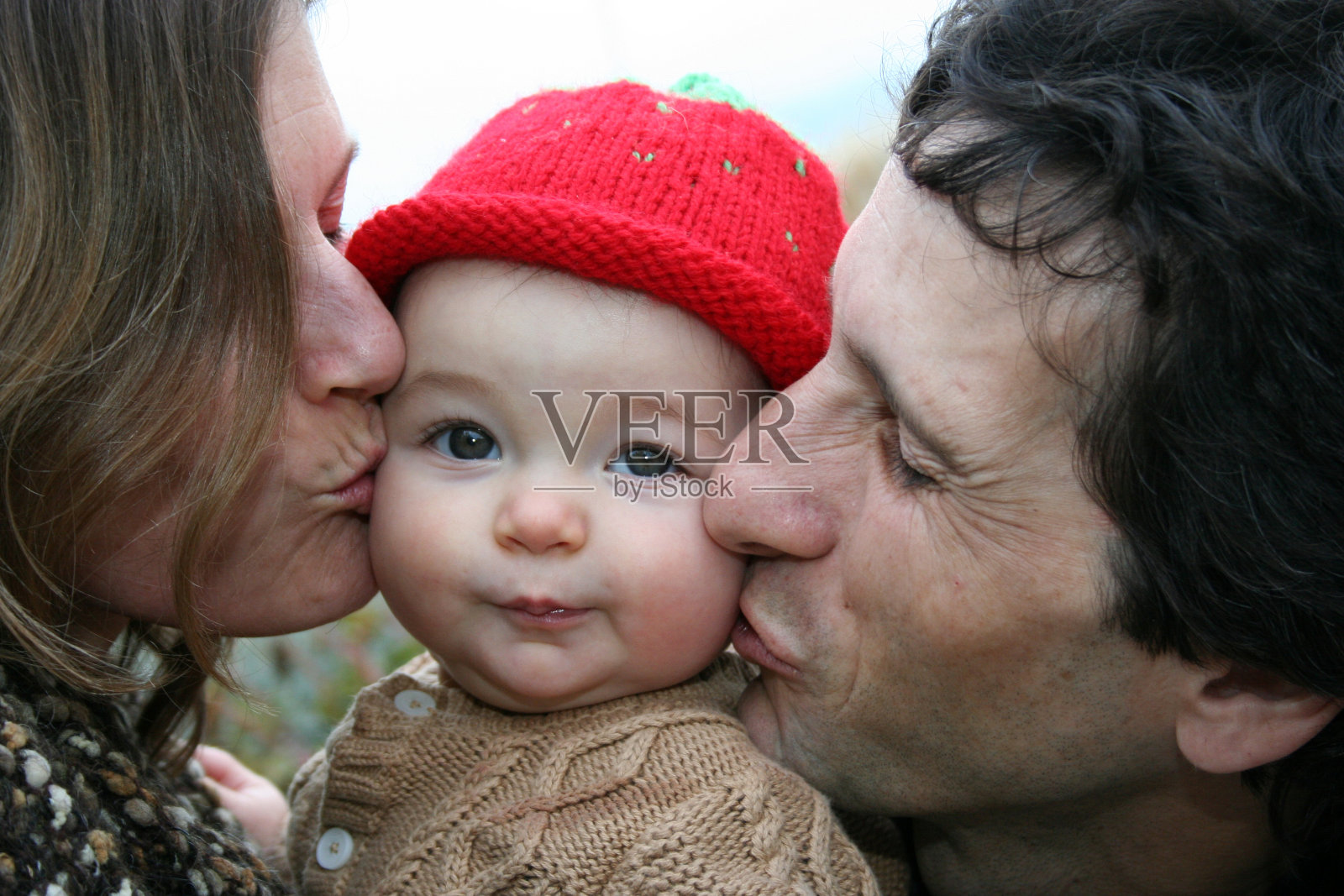 亲吻三明治父母和宝宝照片摄影图片