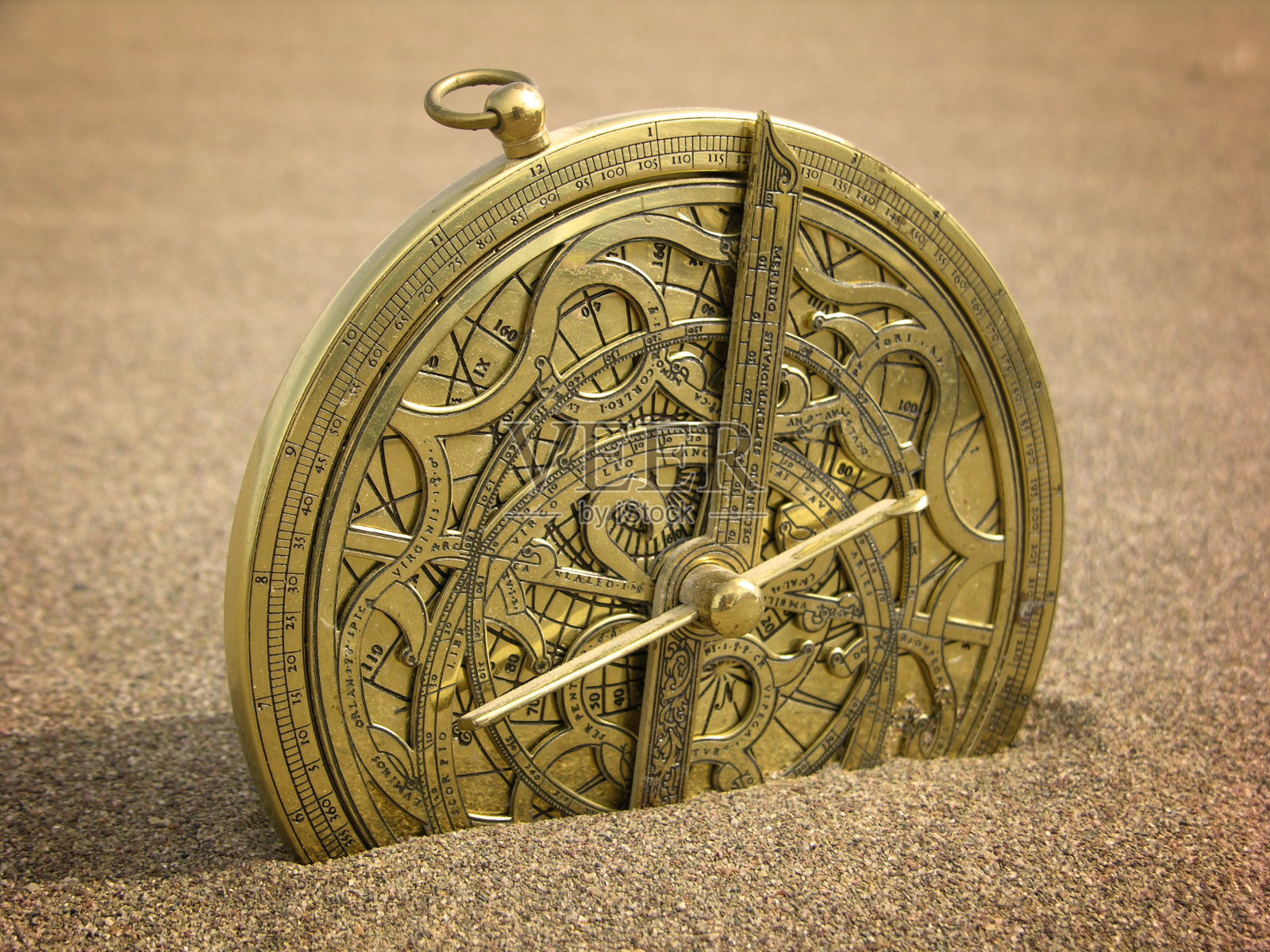 星盘在沙滩上照片摄影图片