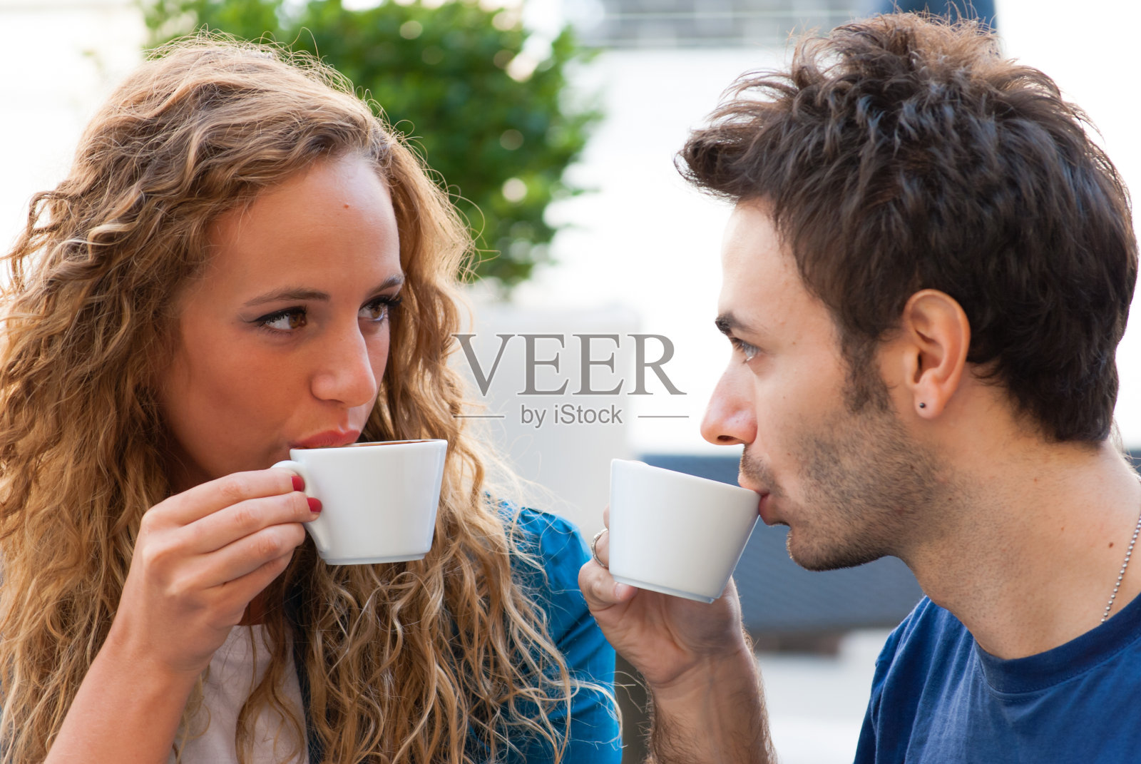 年轻的情侣喝着意大利卡布奇诺坠入爱河照片摄影图片