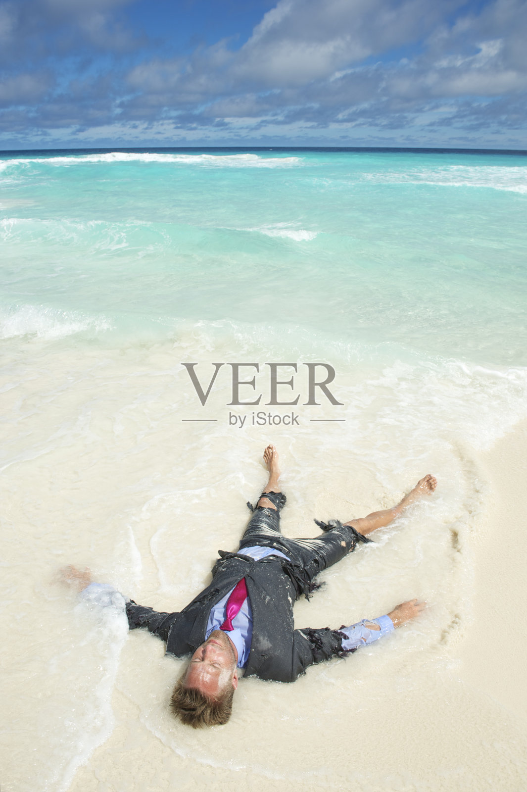 落难商人被困在热带海滩上照片摄影图片