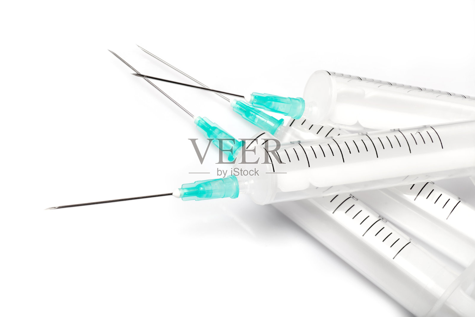 白色背景上的注射器组照片摄影图片