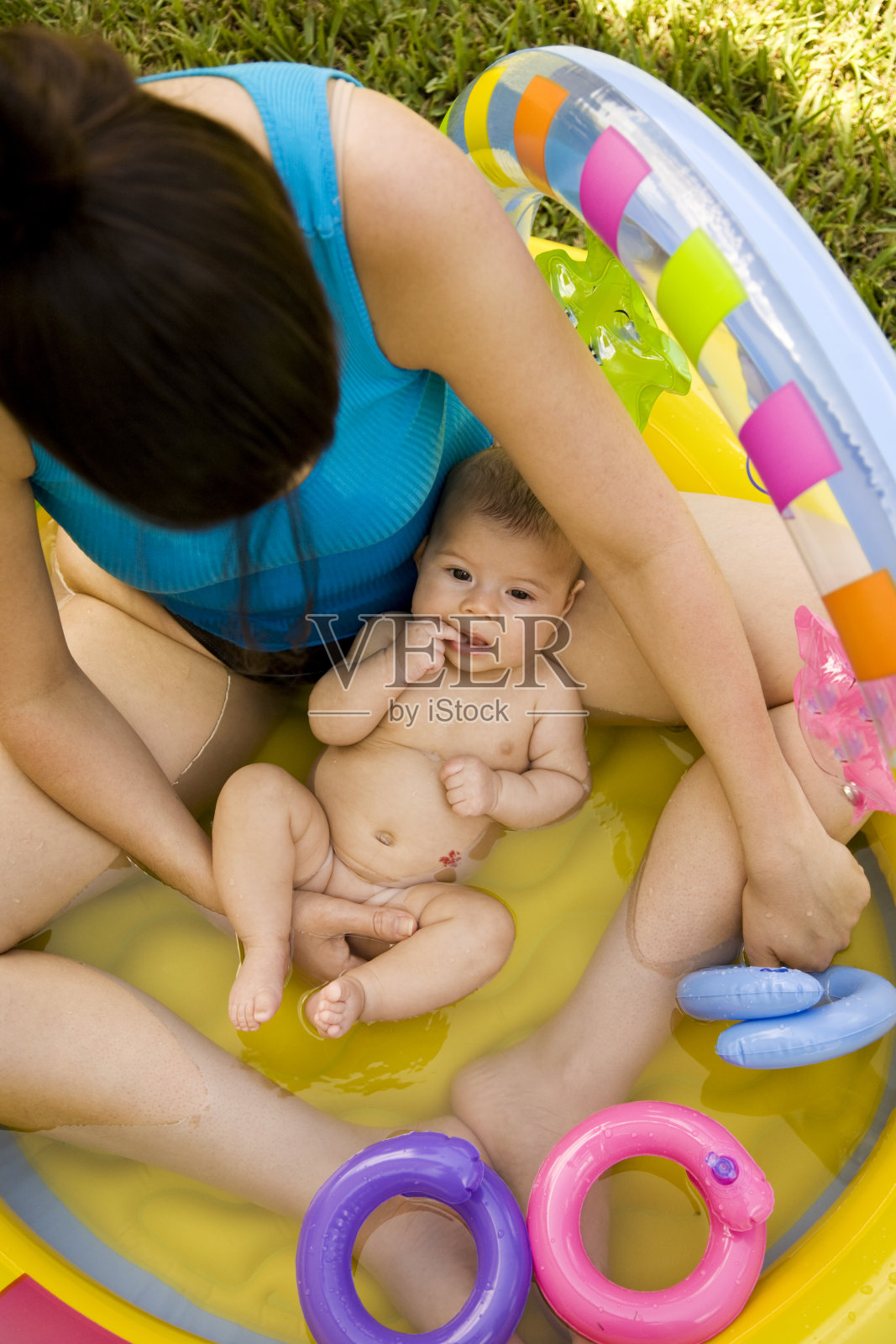 母亲和孩子在儿童泳池照片摄影图片