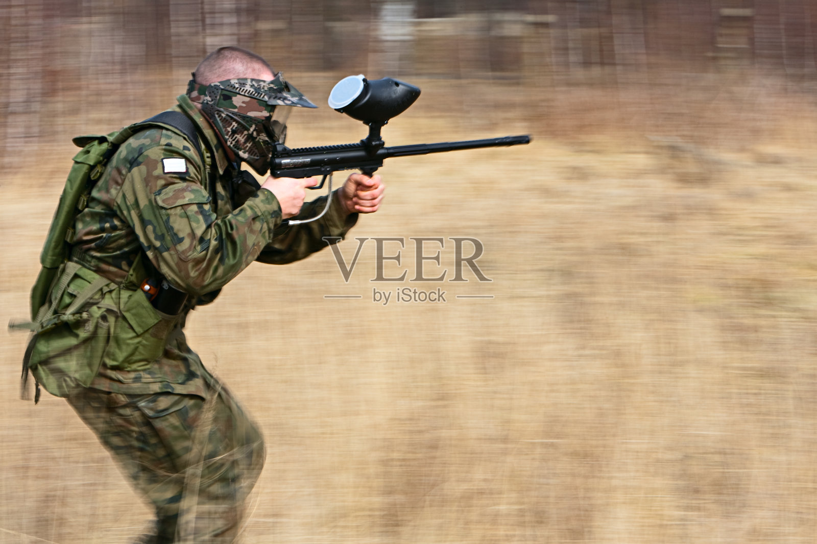 彩弹射击运动员照片摄影图片