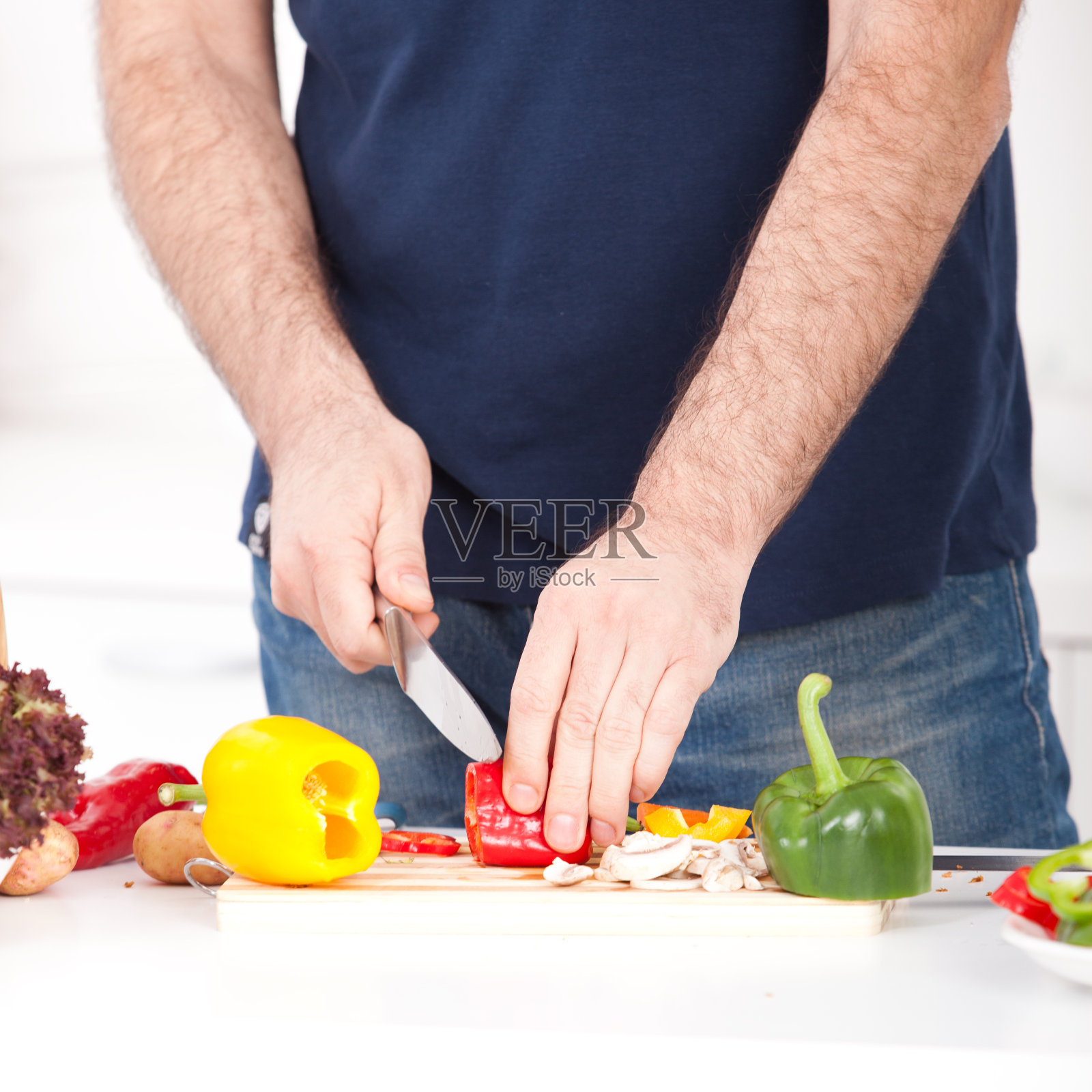 厨房里的男人照片摄影图片
