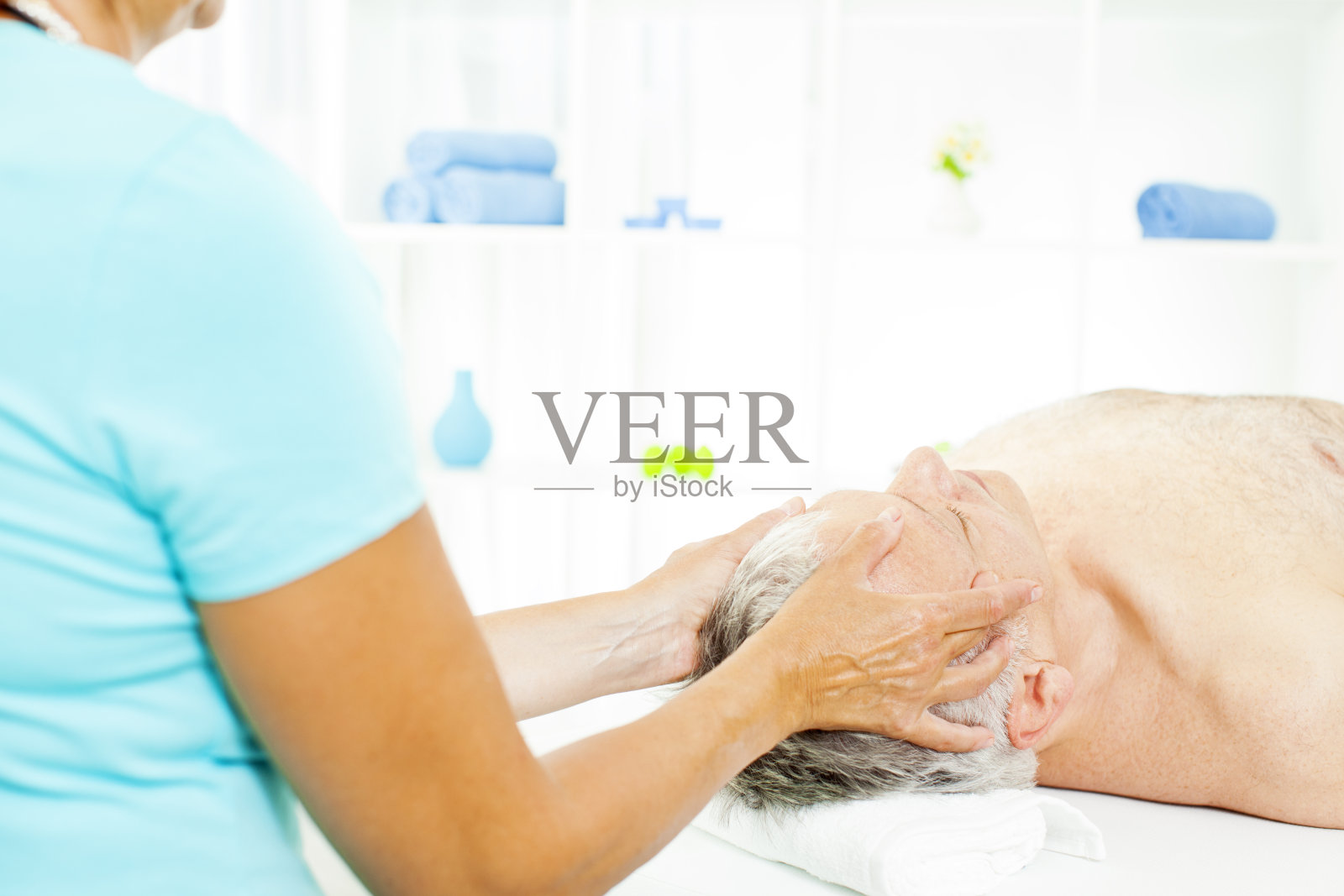 成熟男人喜欢头部按摩。照片摄影图片