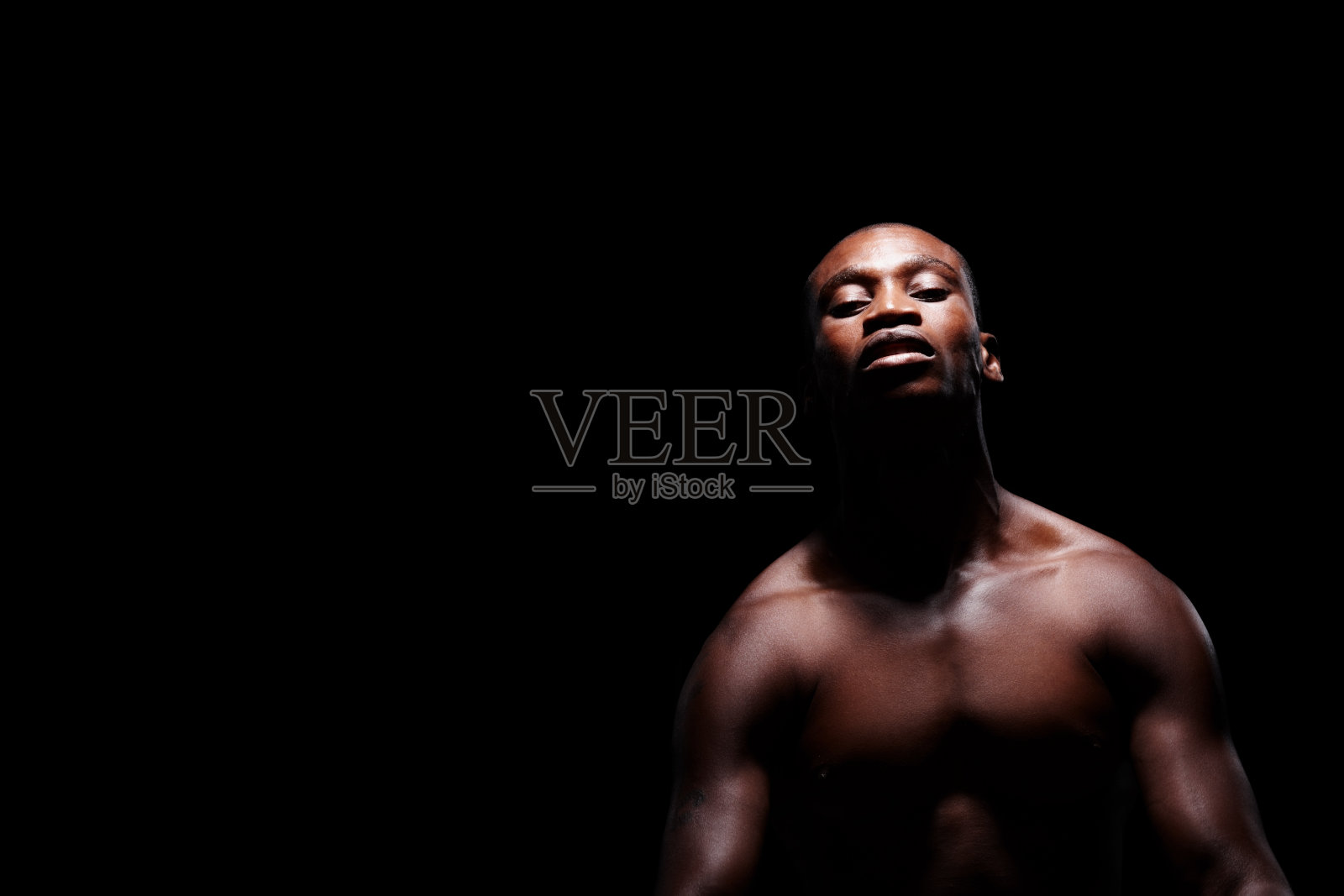 在黑暗中凝视!照片摄影图片