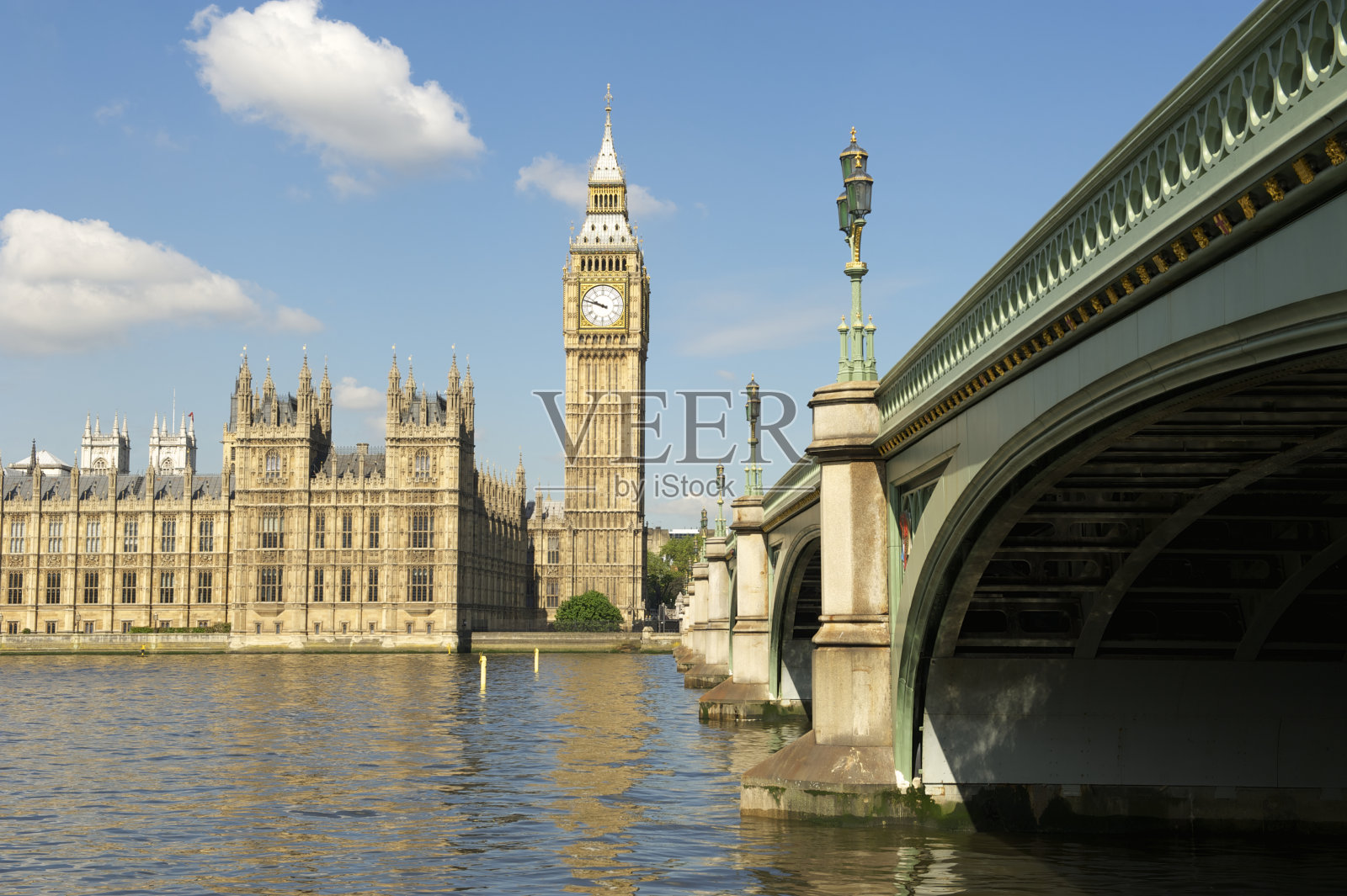 大本钟和威斯敏斯特宫从伦敦桥上照片摄影图片