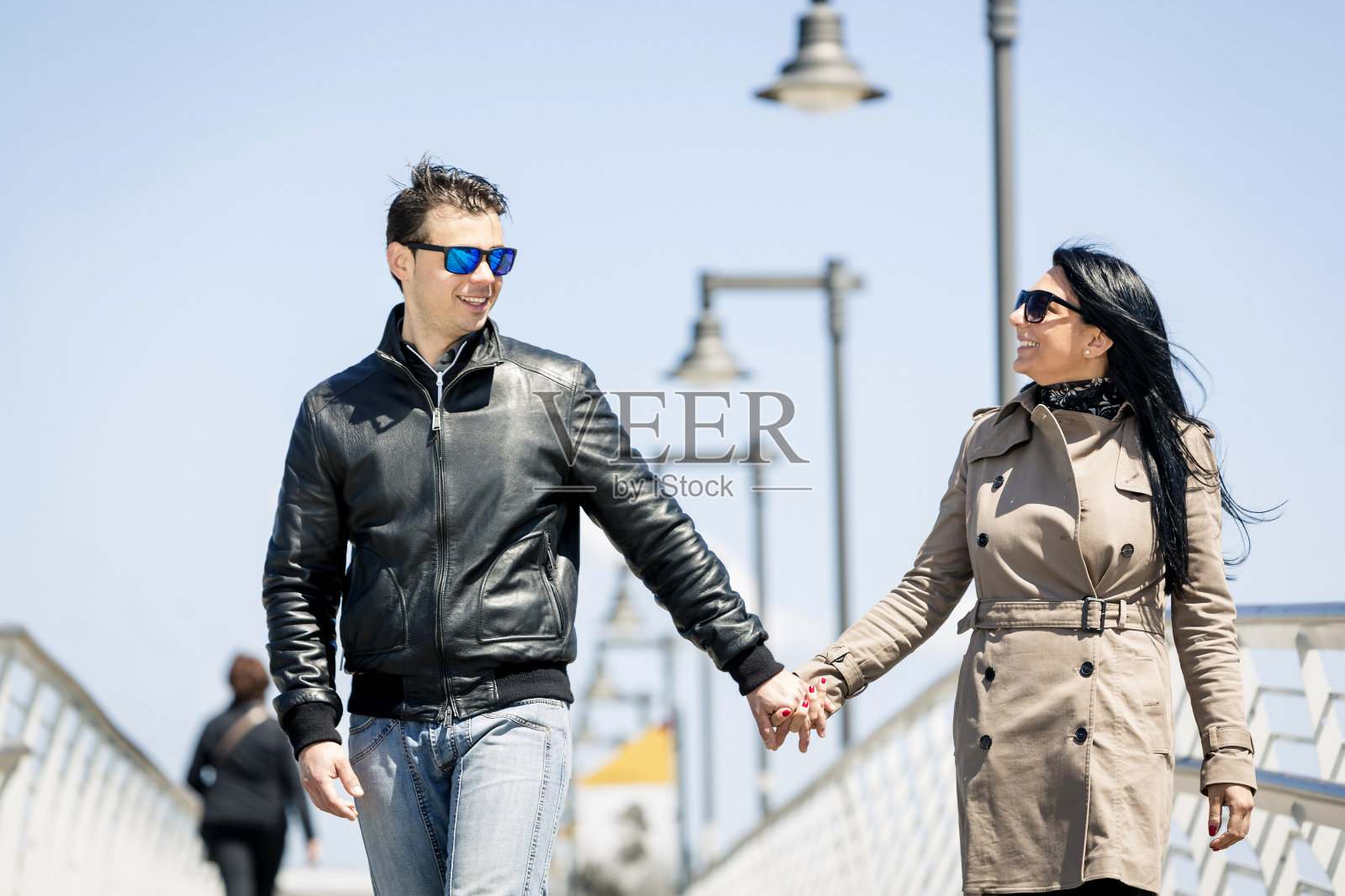 快乐情侣户外散步照片摄影图片