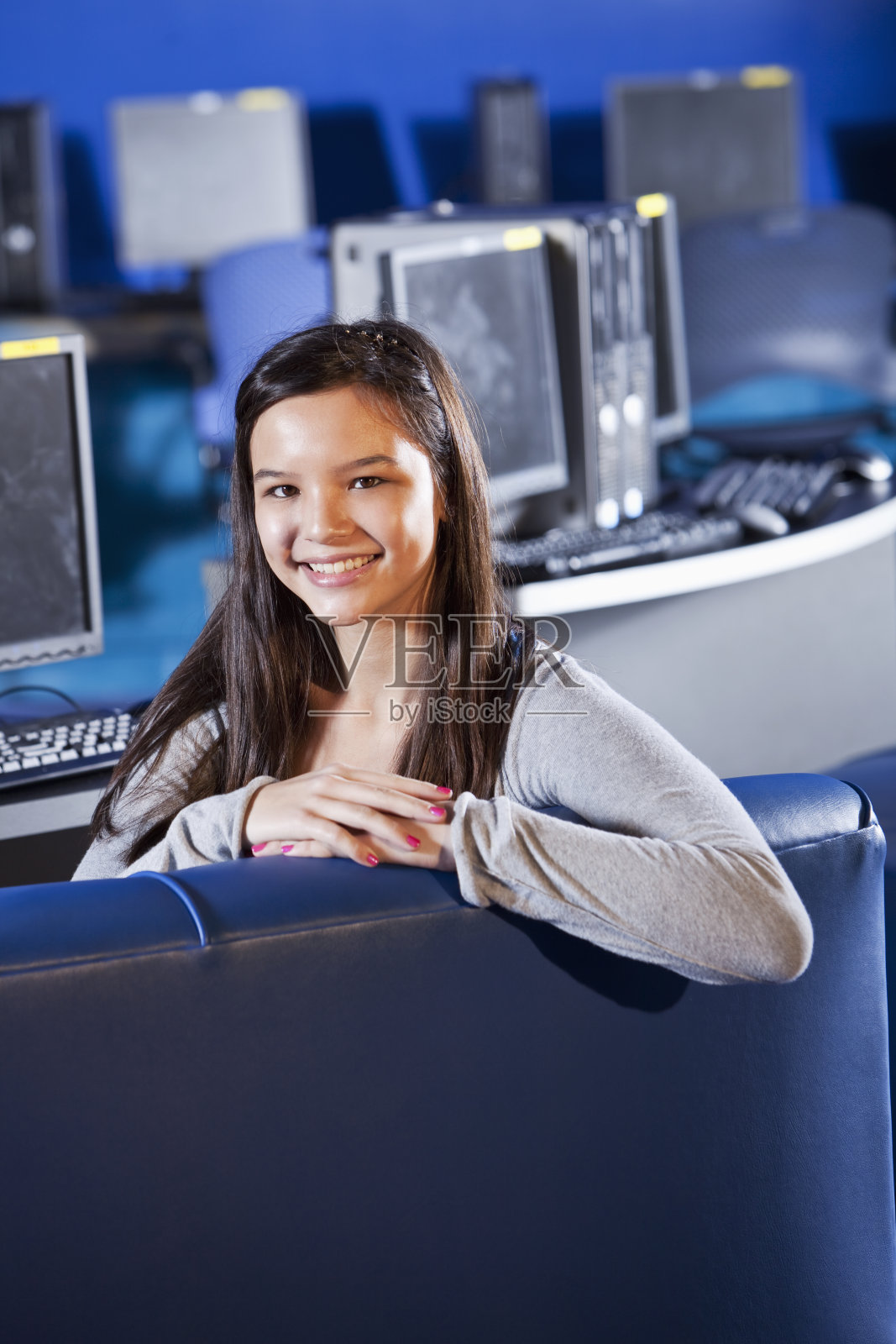 在学校计算机实验室的漂亮少女照片摄影图片
