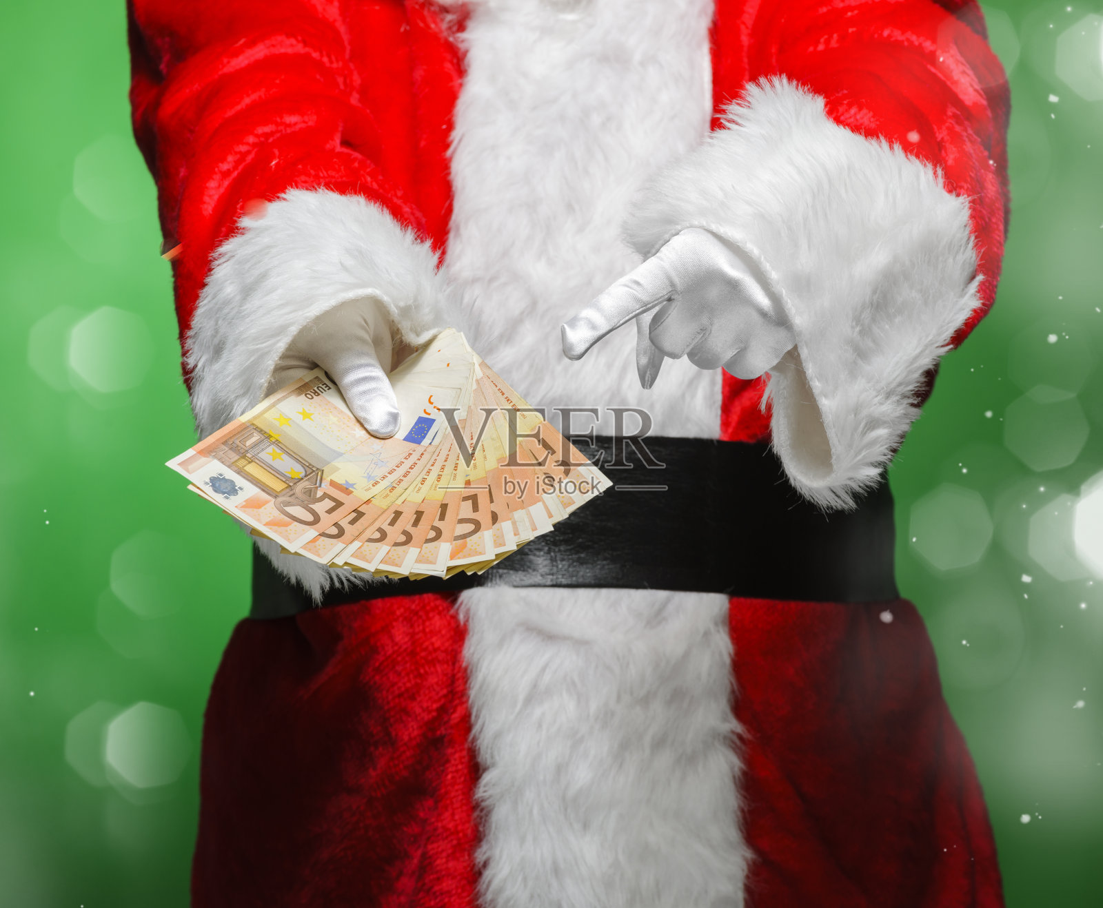 圣诞老人提供和展示金钱照片摄影图片
