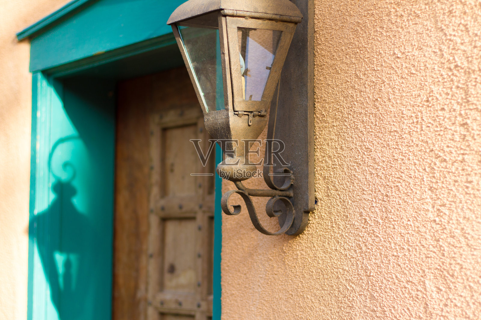 圣达菲风格:老蓝门口的灯笼照片摄影图片
