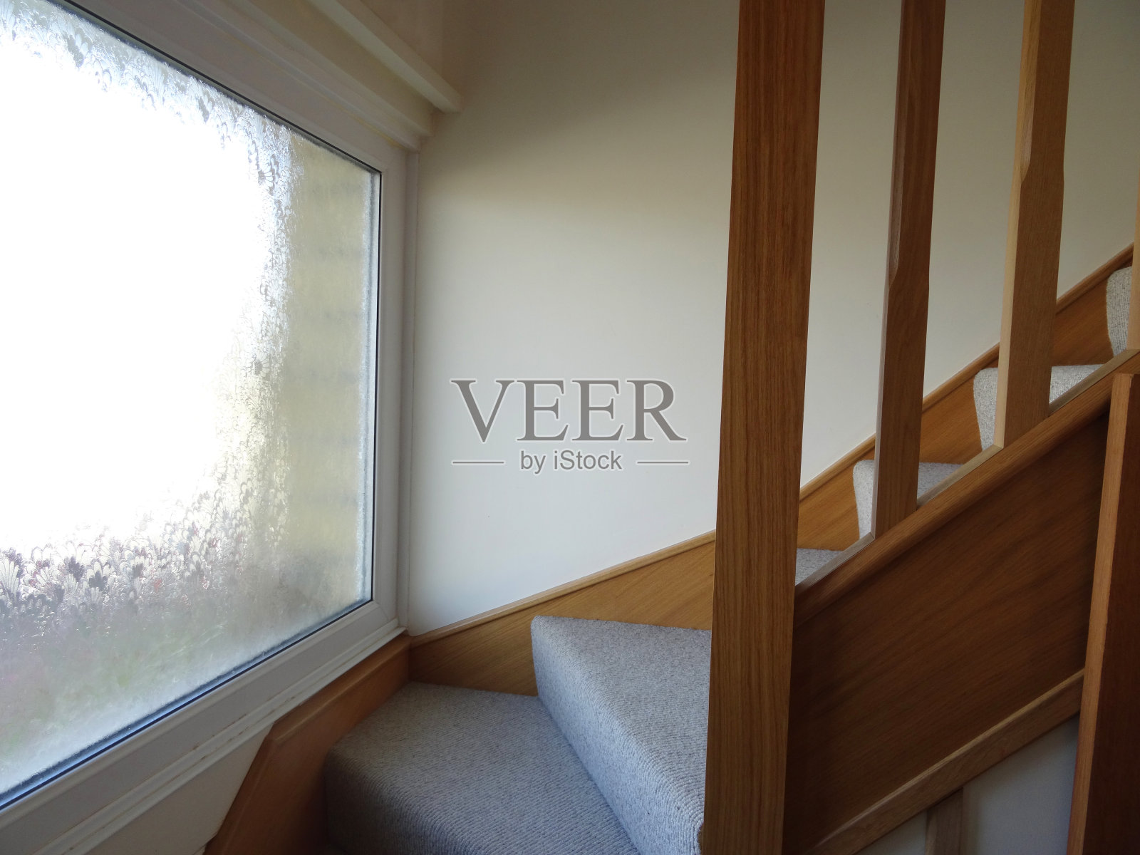 现代形象，轻橡木楼梯角，木轴/楼梯栏杆照片摄影图片