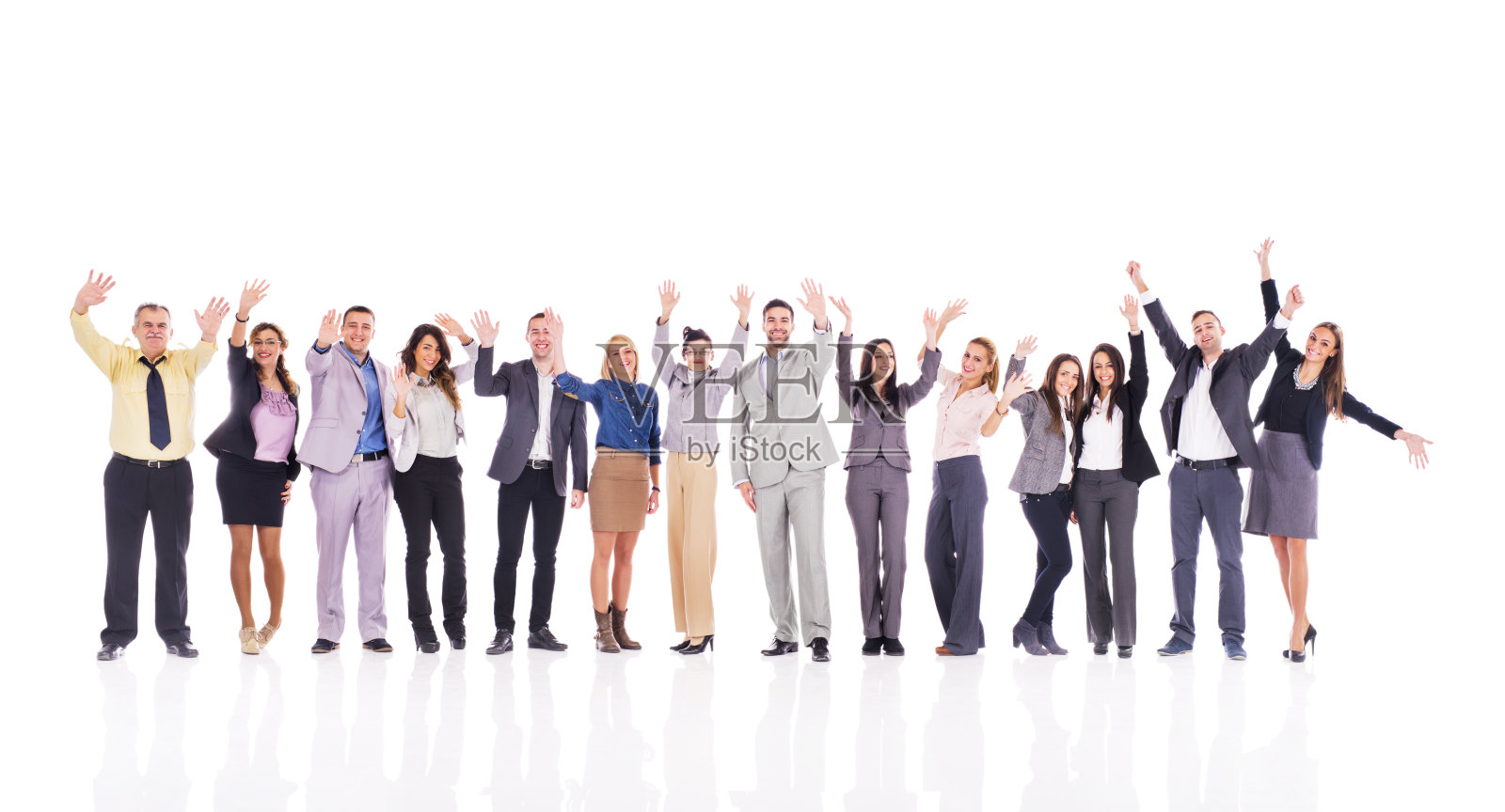 一群商务人士举手望着相机。照片摄影图片