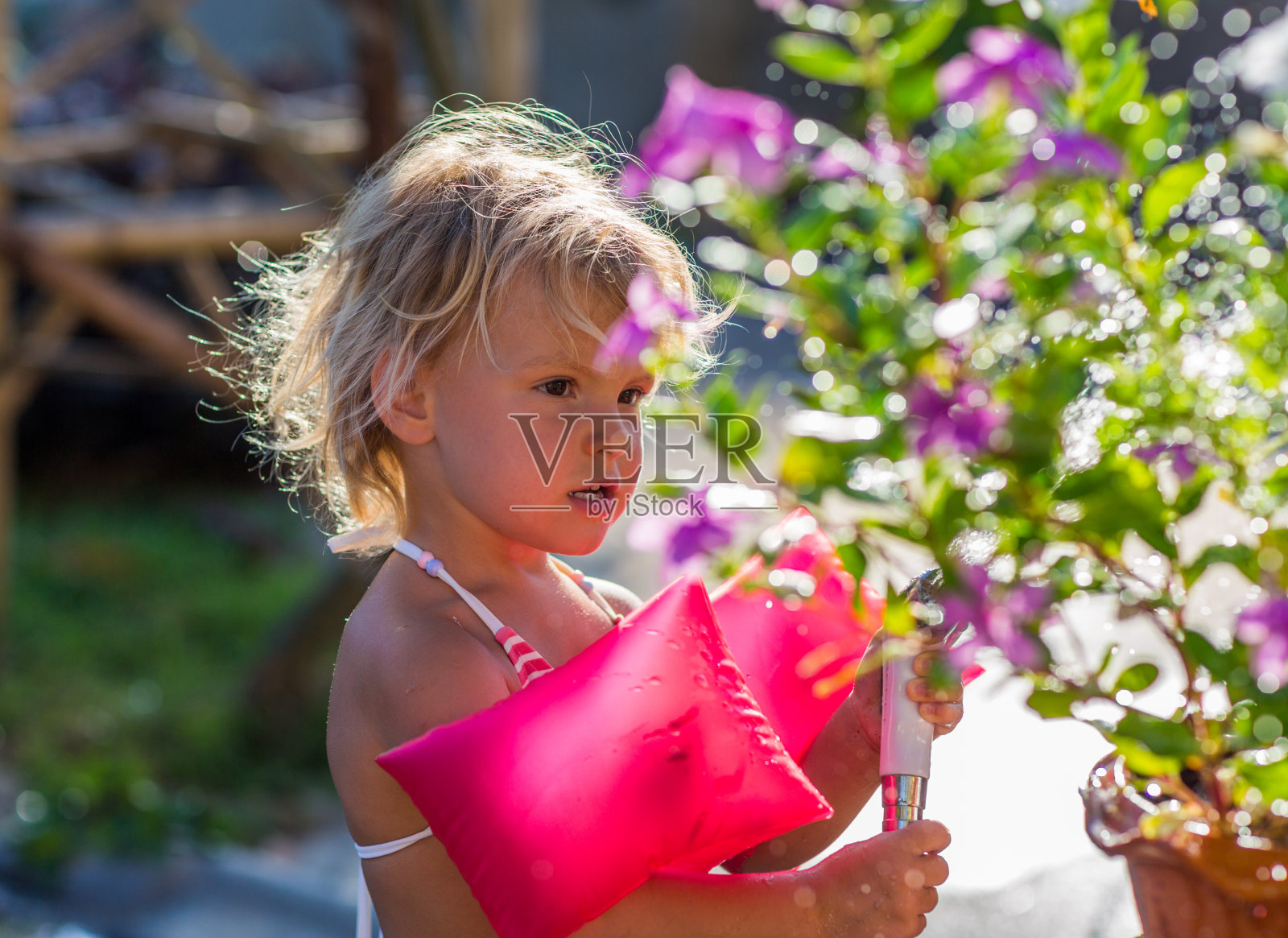 可爱的金发园丁在阳光明媚的一天照片摄影图片