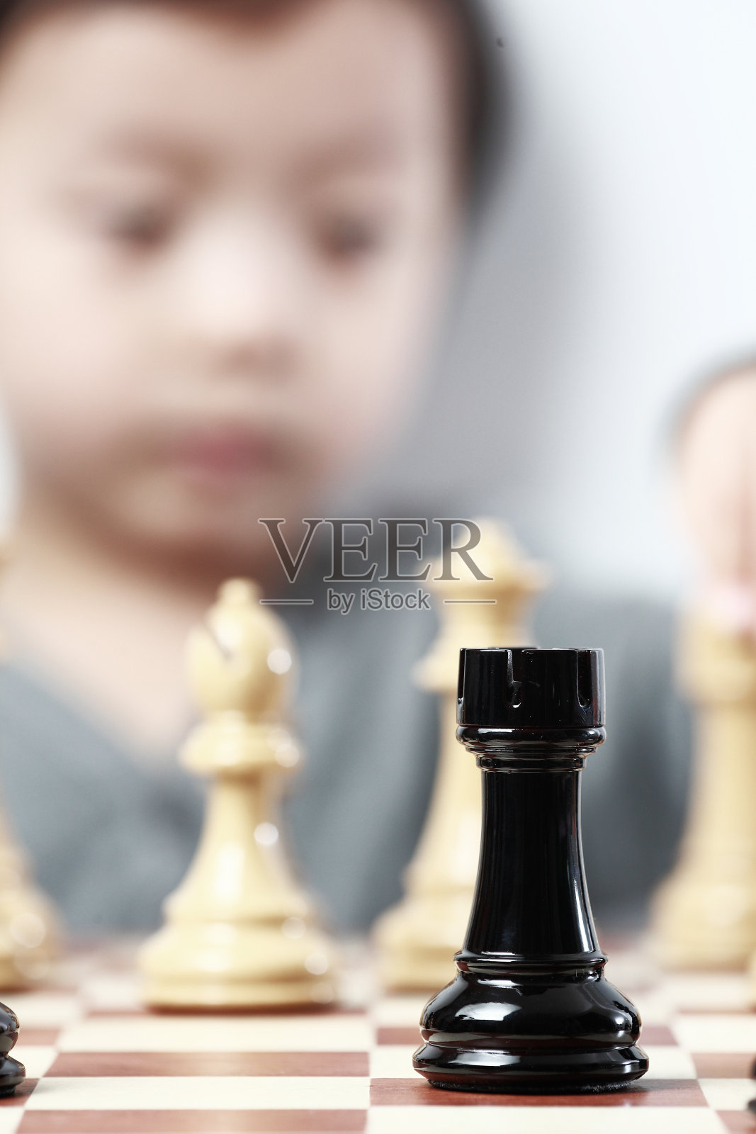 孩子在下棋照片摄影图片
