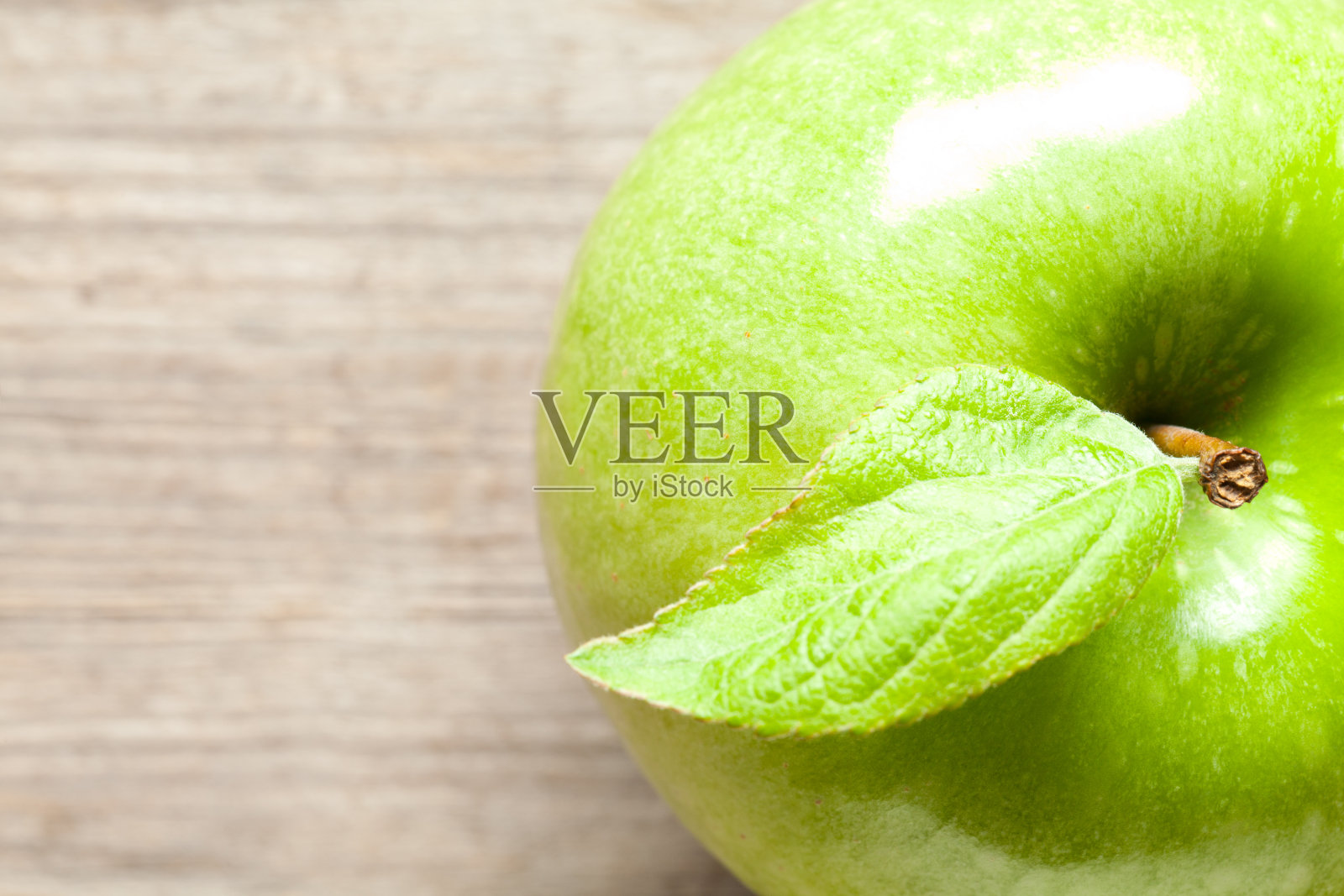 老木桌上的青苹果照片摄影图片