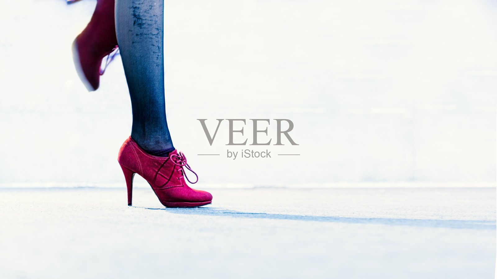 性感的女性高跟鞋在路上照片摄影图片