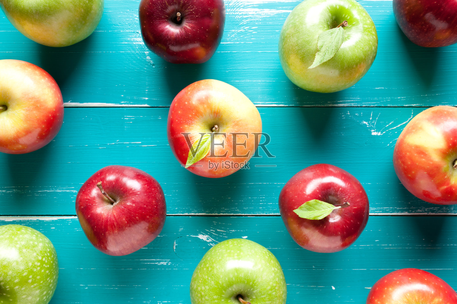 绿松石桌上五颜六色的苹果照片摄影图片