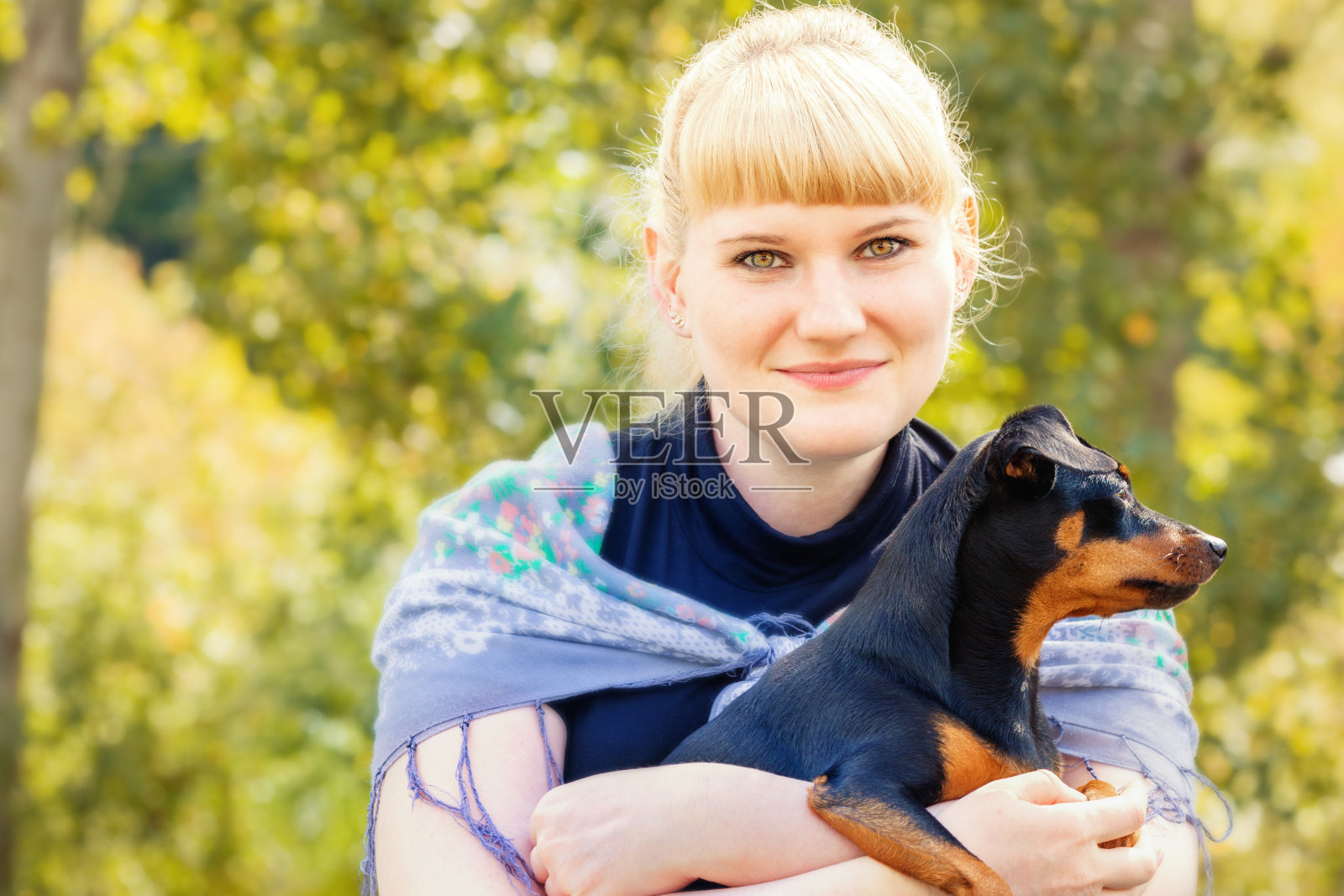 户外肖像可爱的女性与狗照片摄影图片