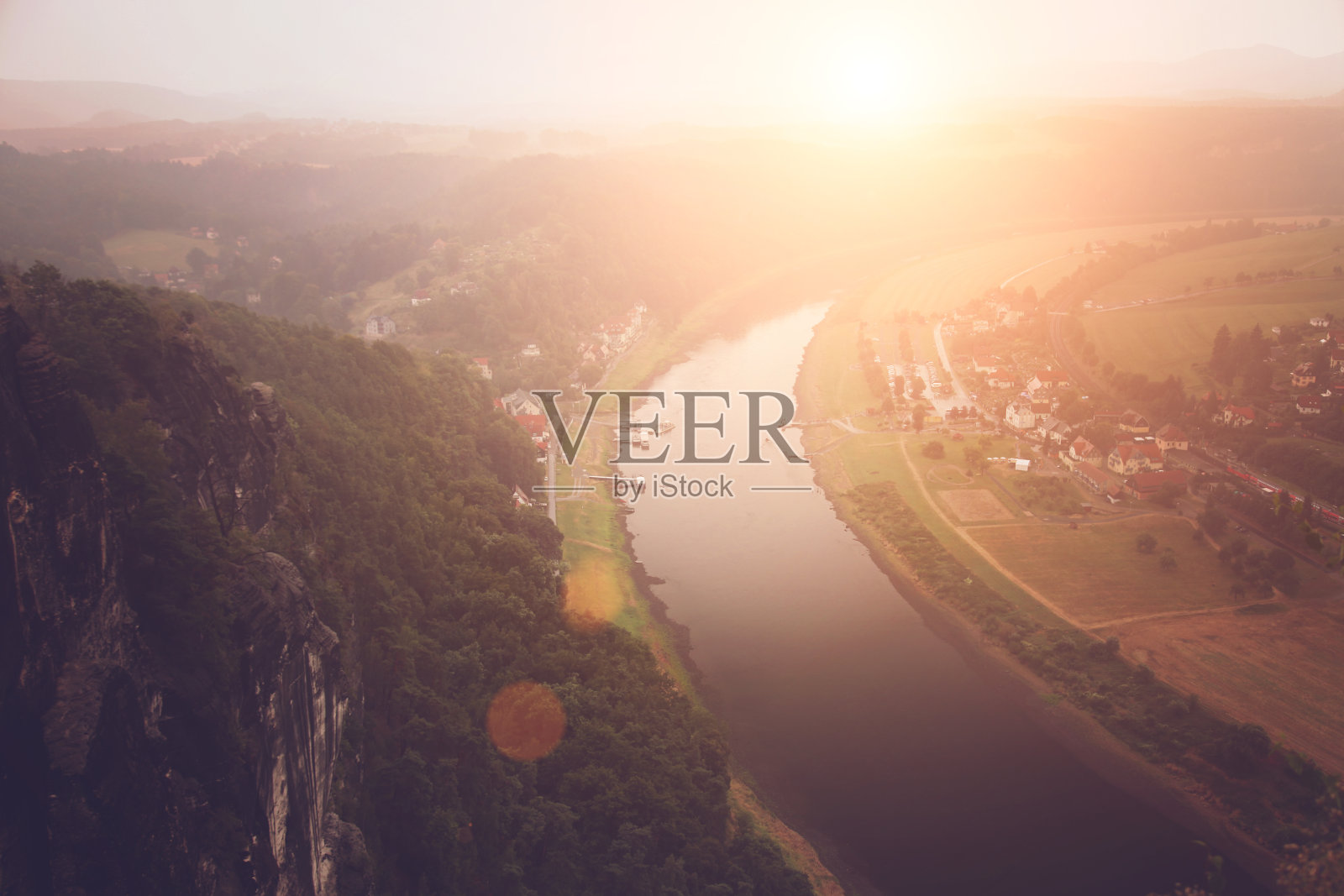 德国萨克森州的厄尔巴河和岩石山脉照片摄影图片