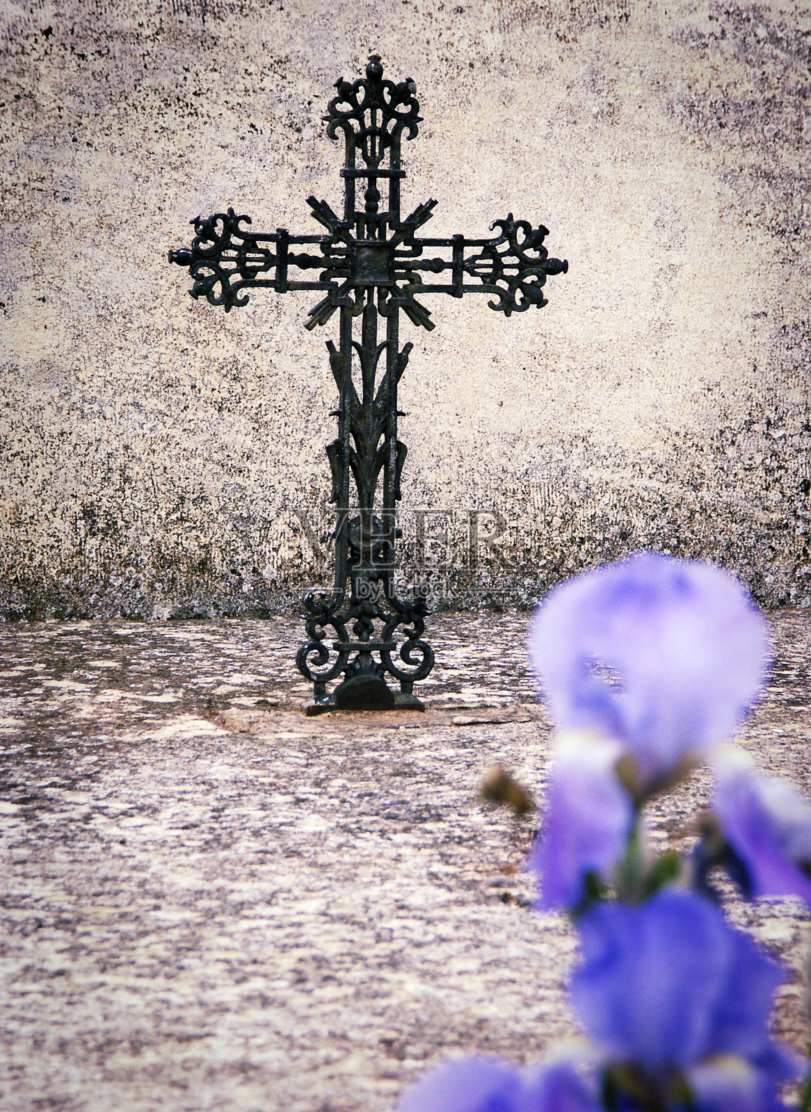 墓上的铁十字架照片摄影图片