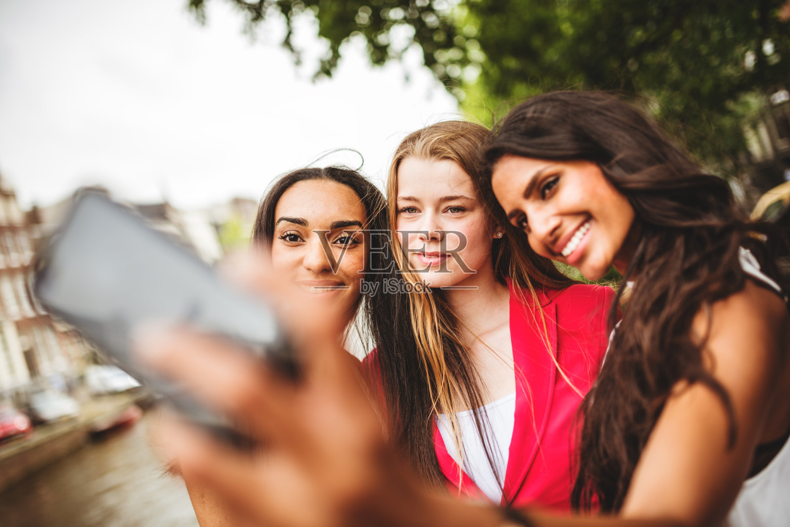 几个朋友在城市里自拍照片摄影图片