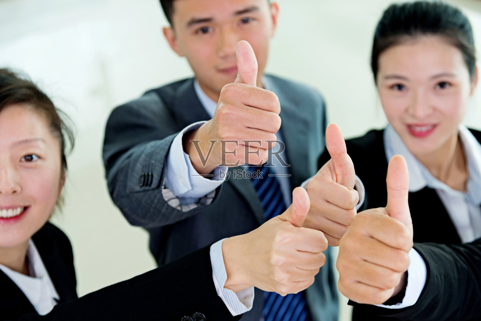 同事竖起大拇指照片摄影图片