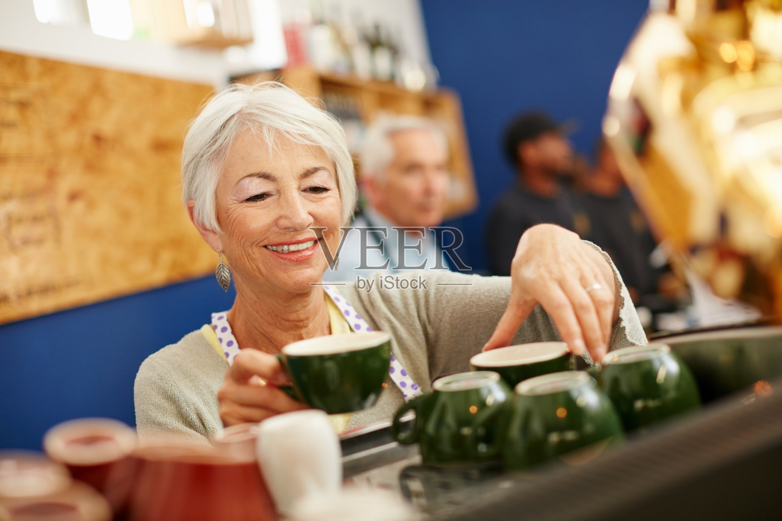 她是咖啡专家照片摄影图片