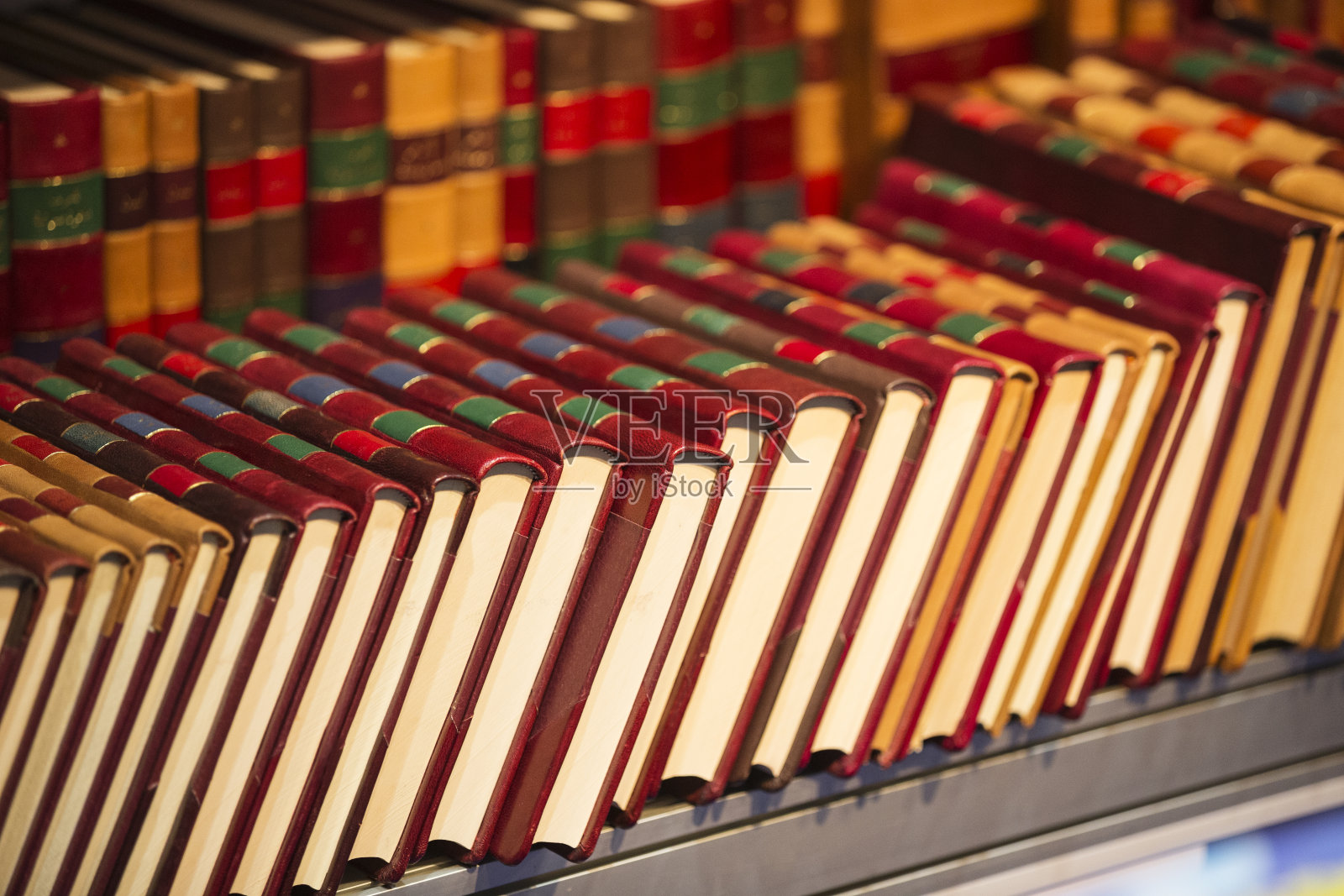 书架上的书照片摄影图片