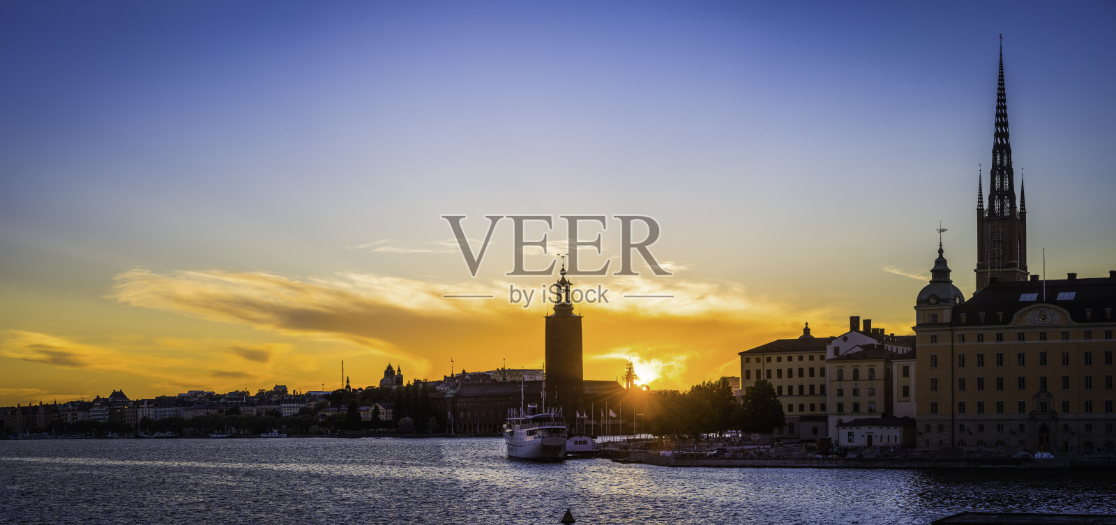 斯德哥尔摩市政厅和老城尖顶的日落（瑞典）照片摄影图片