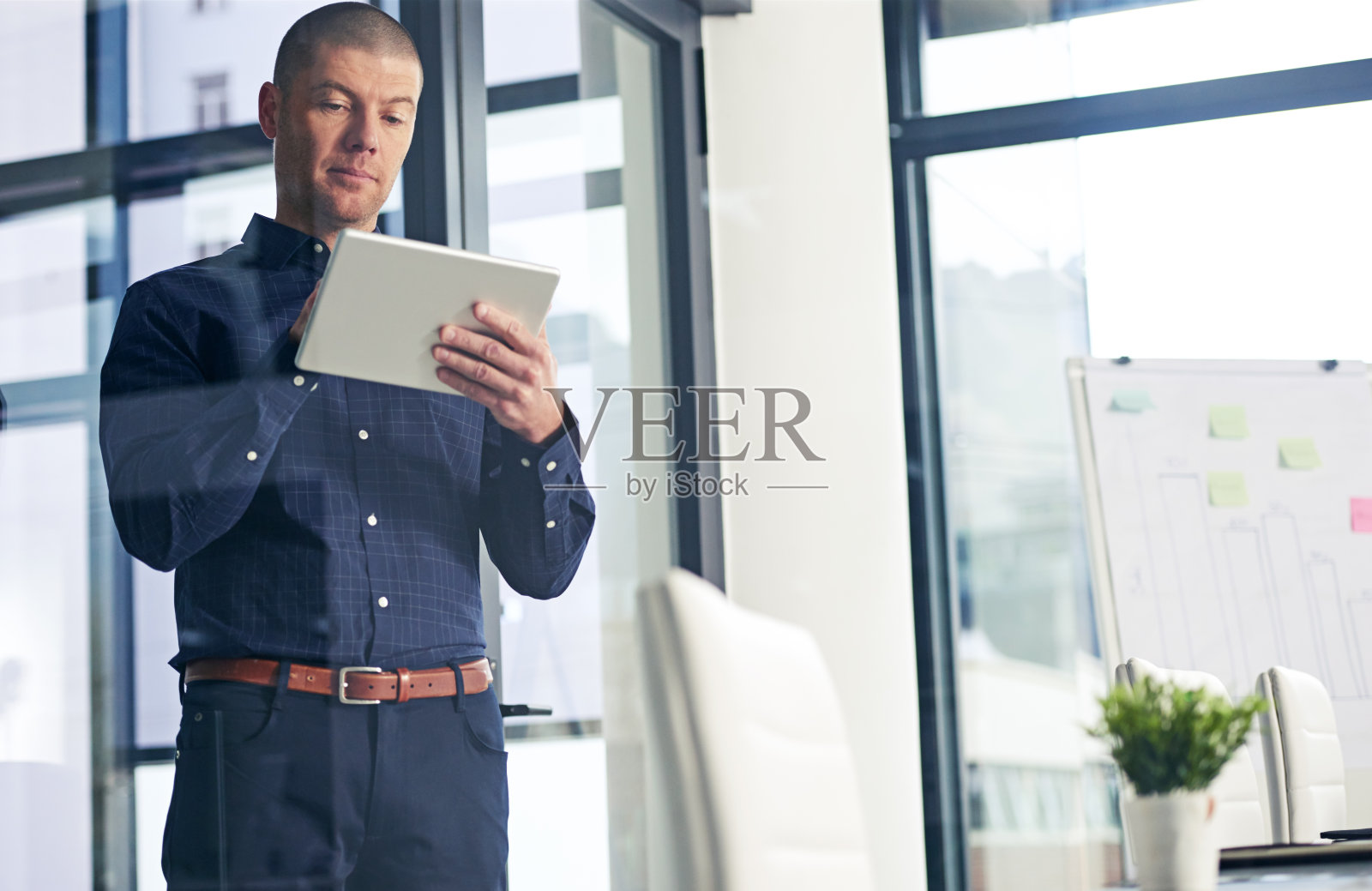 他的平板电脑已经和他一样做好了做生意的准备照片摄影图片