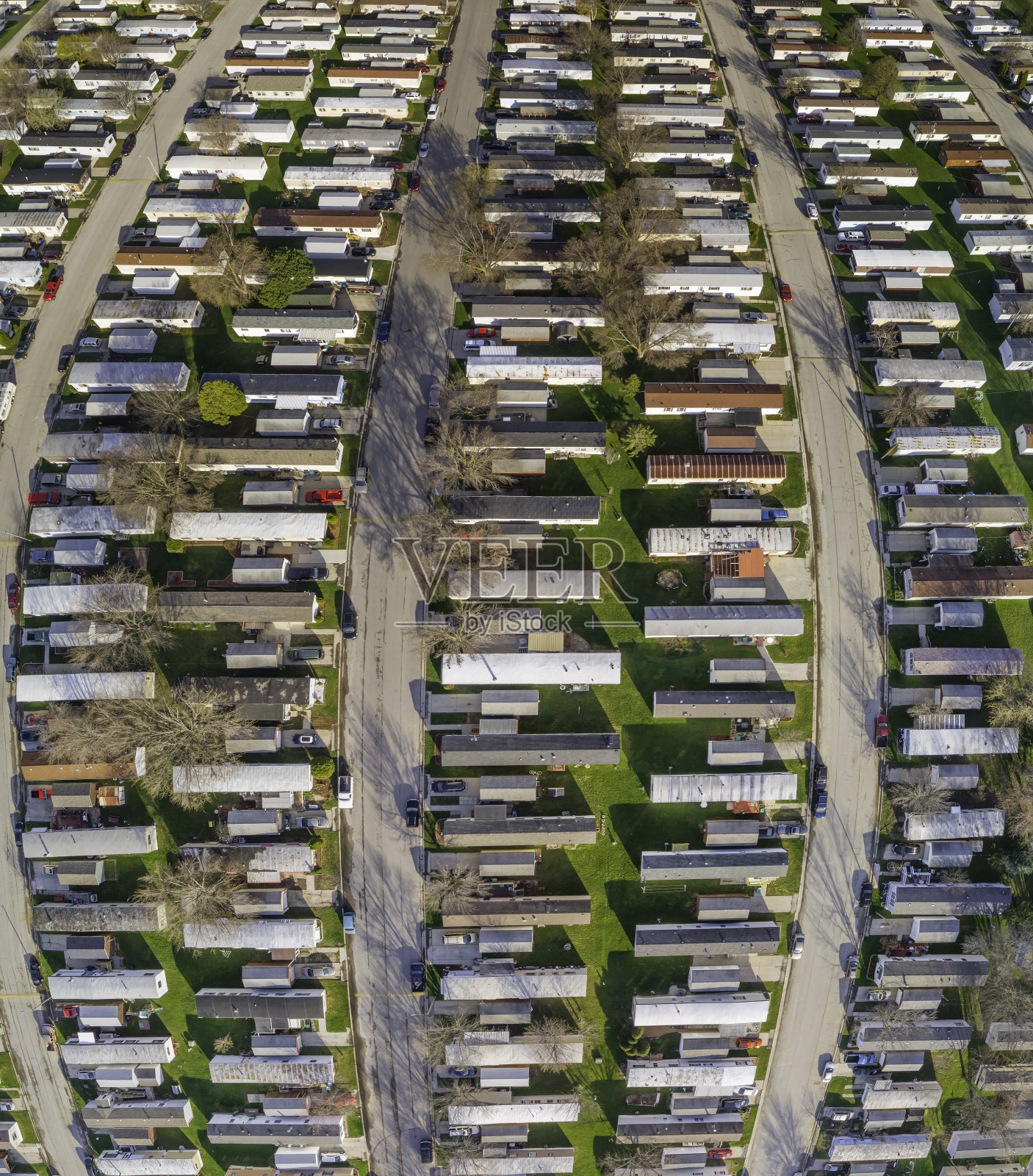 广阔的拖车公园和移动房屋的航拍照片摄影图片