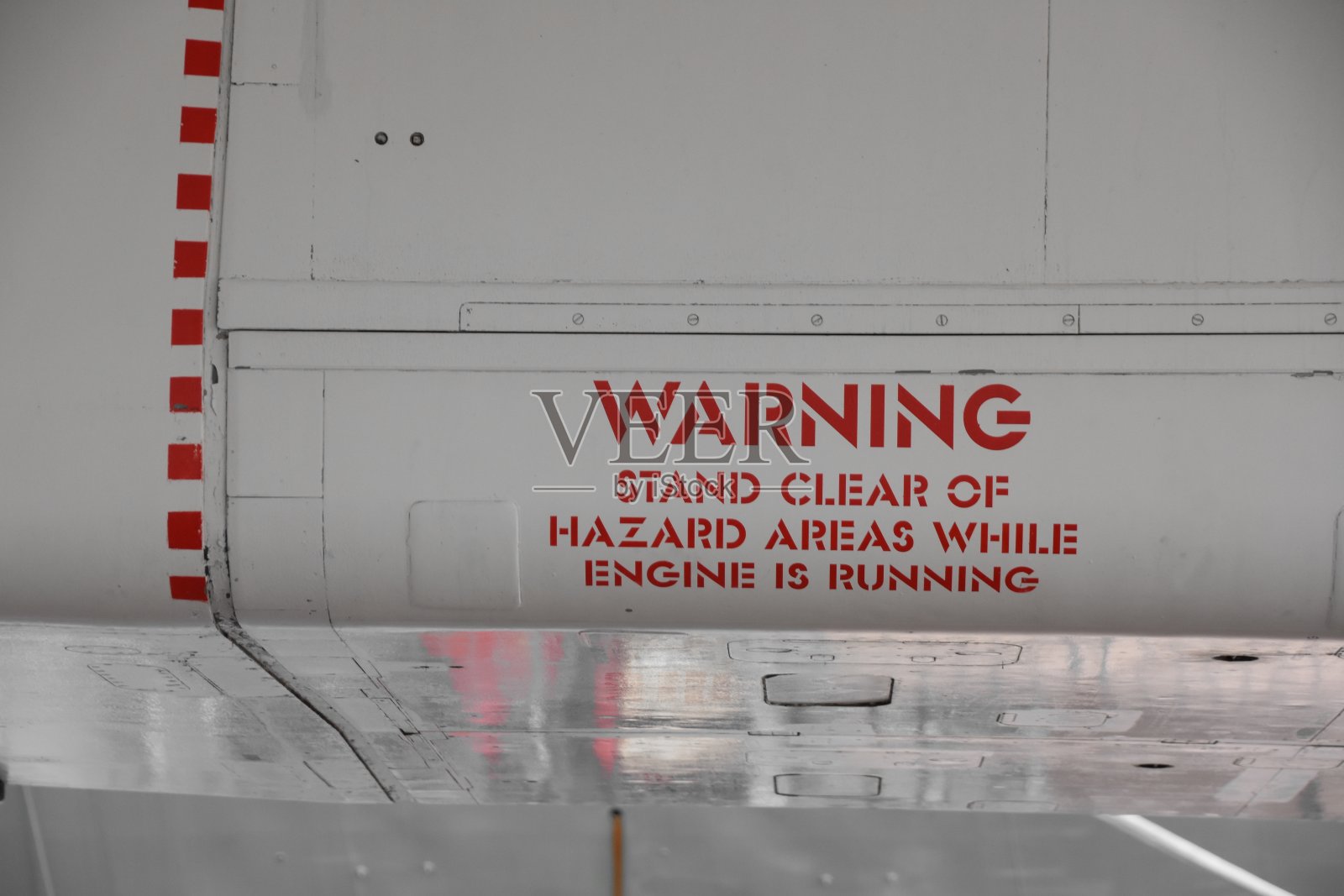 飞机上的警告标志照片摄影图片