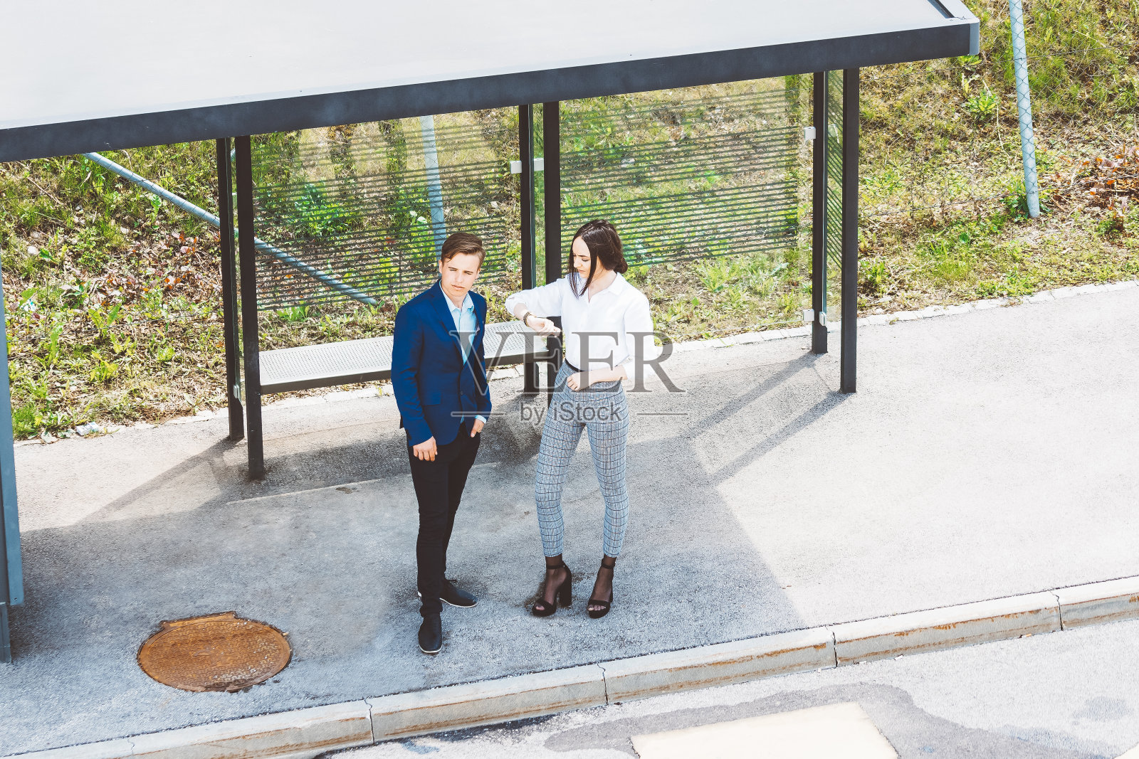 那辆公共汽车晚点了!照片摄影图片