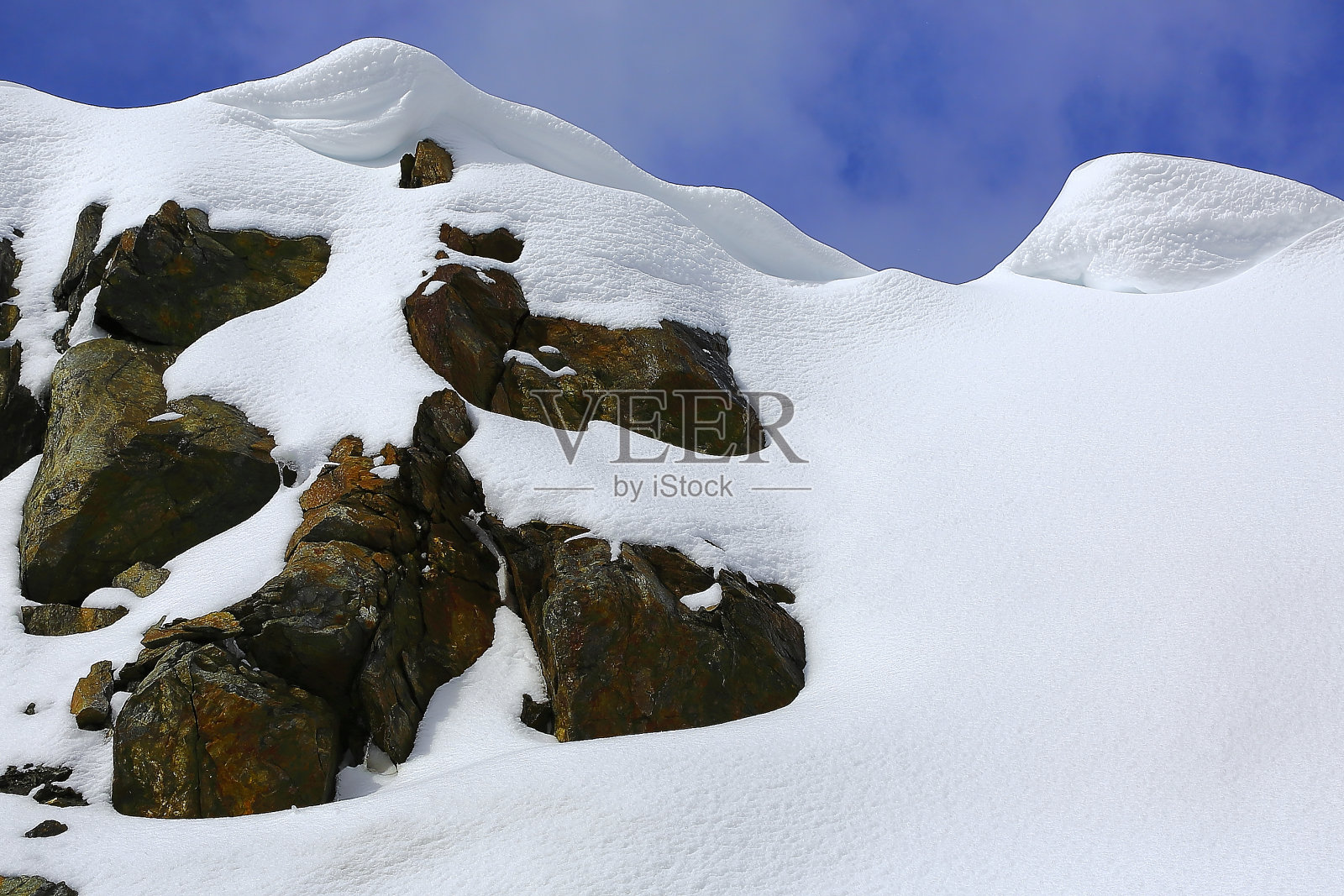明亮的白雪皑皑的山峰，引人注目的风景——意大利北部的多洛米特阿尔卑斯山脉在日出时的田诗式山峰，靠近科尔蒂纳d'Ampezzo照片摄影图片