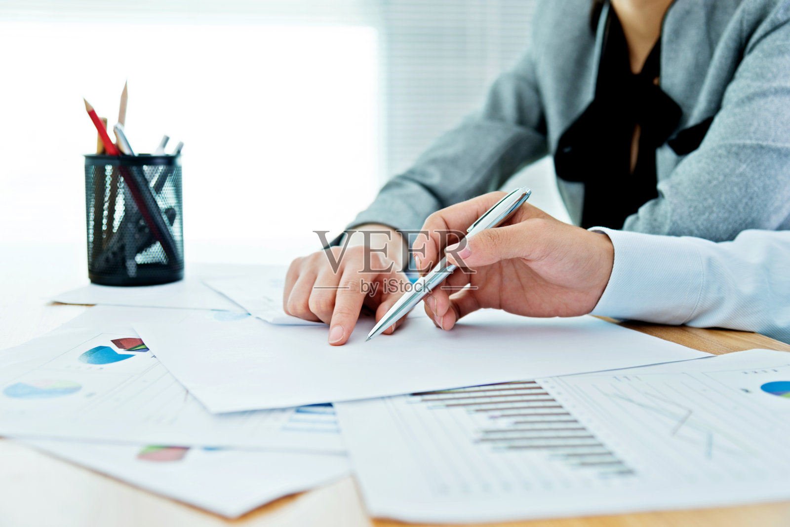 两个商人正在工作和分析照片摄影图片