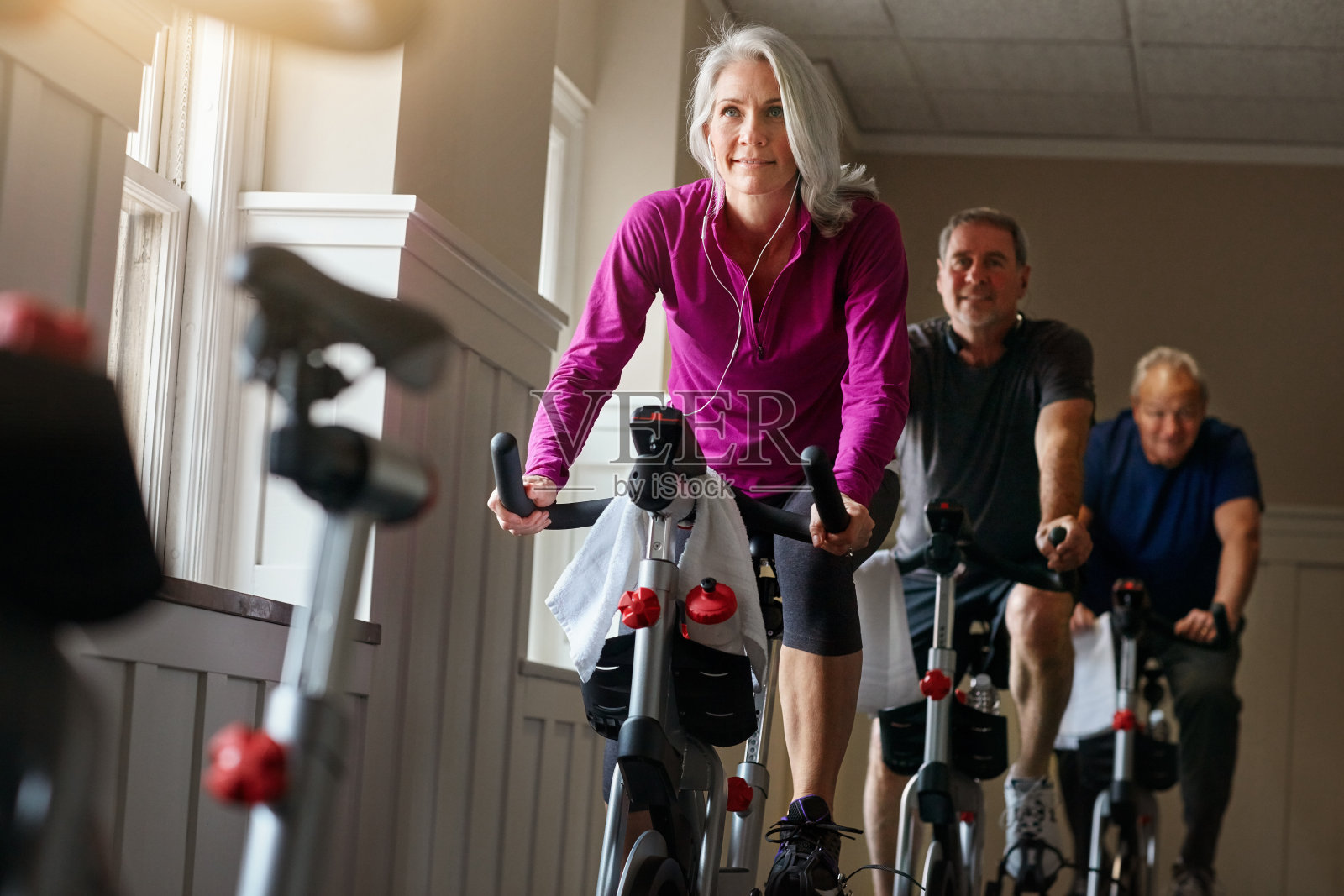 一起旋转，一起赢照片摄影图片