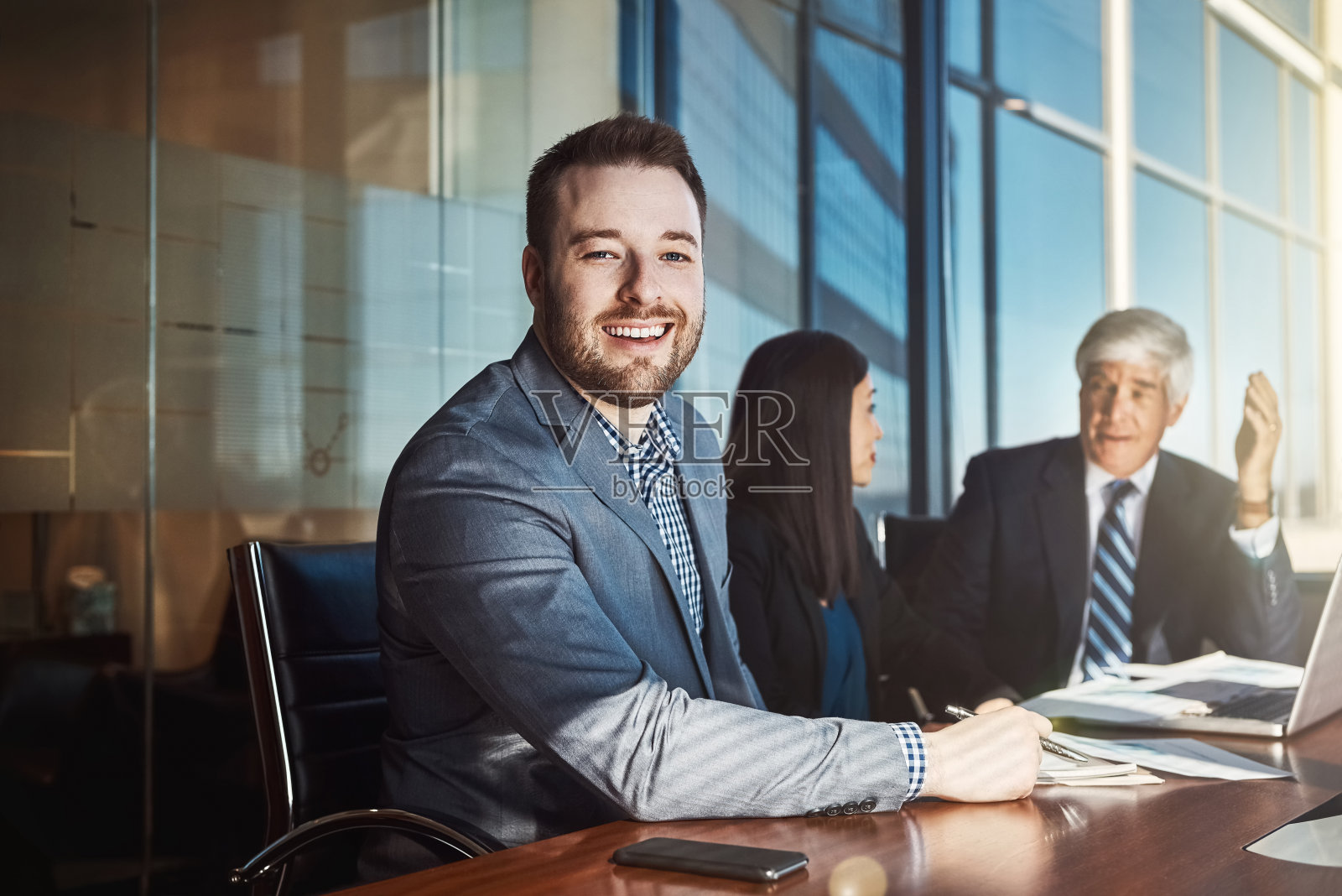 我在会议室里嗡嗡作响照片摄影图片