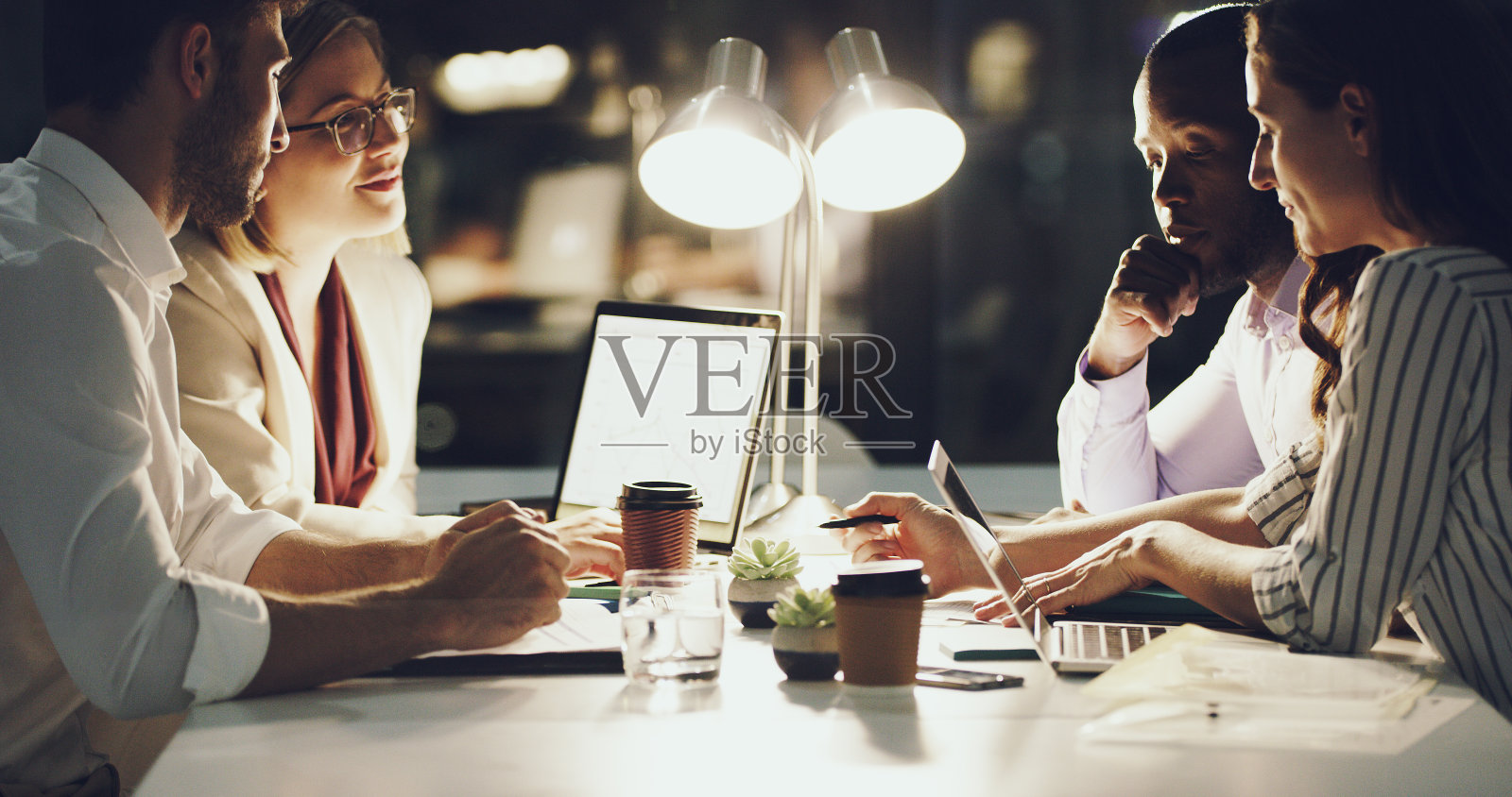 奉献精神让他们继续前进照片摄影图片