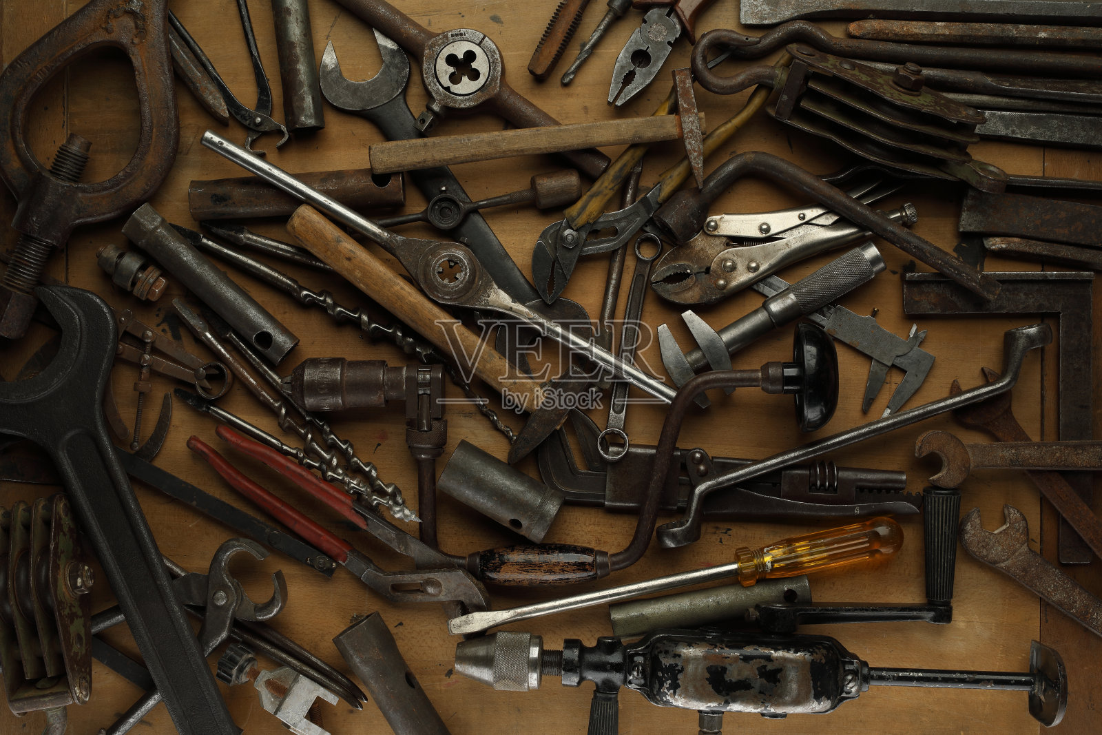 工作工具DIY古董工具在质朴的木桌上，手工工具照片摄影图片