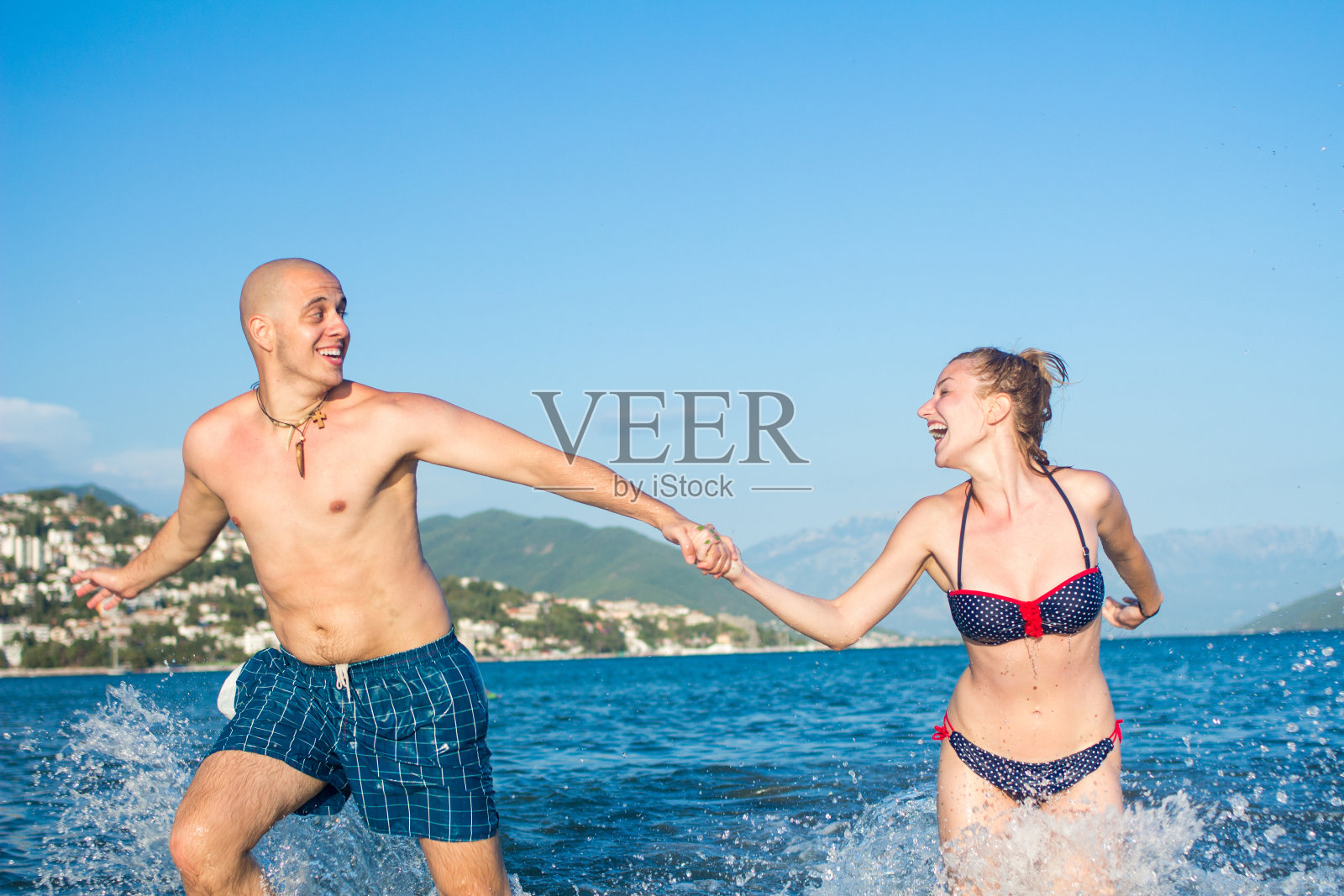 年轻夫妇享受暑假照片摄影图片