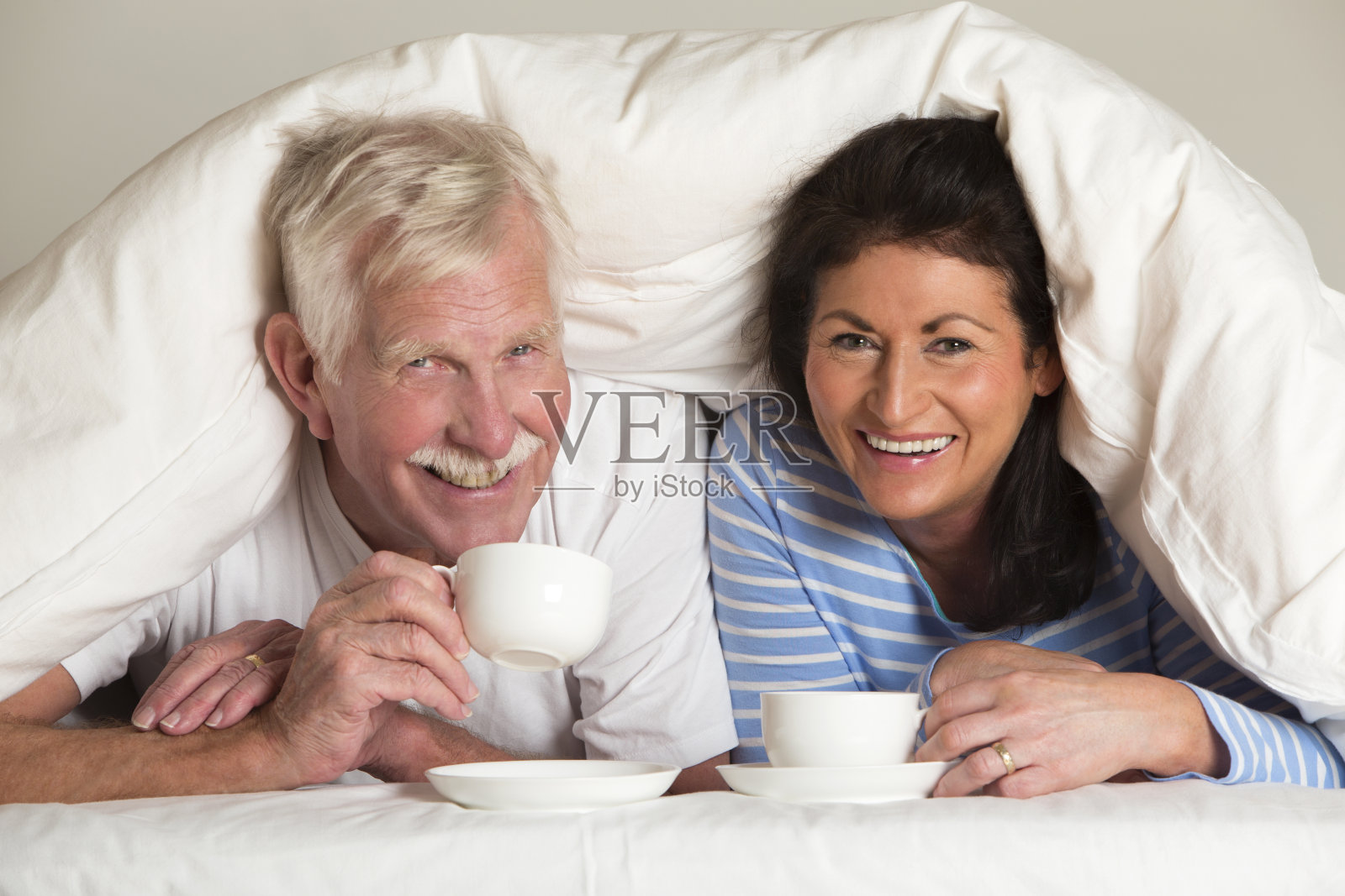 躺在床上的老夫妇照片摄影图片