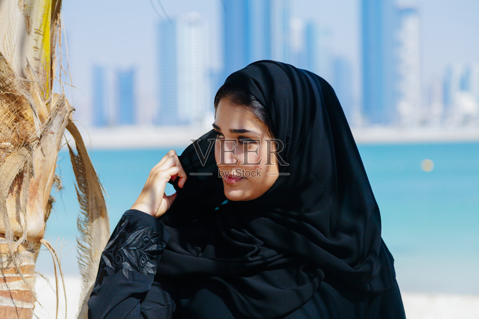 微笑的阿联酋女性肖像照片摄影图片