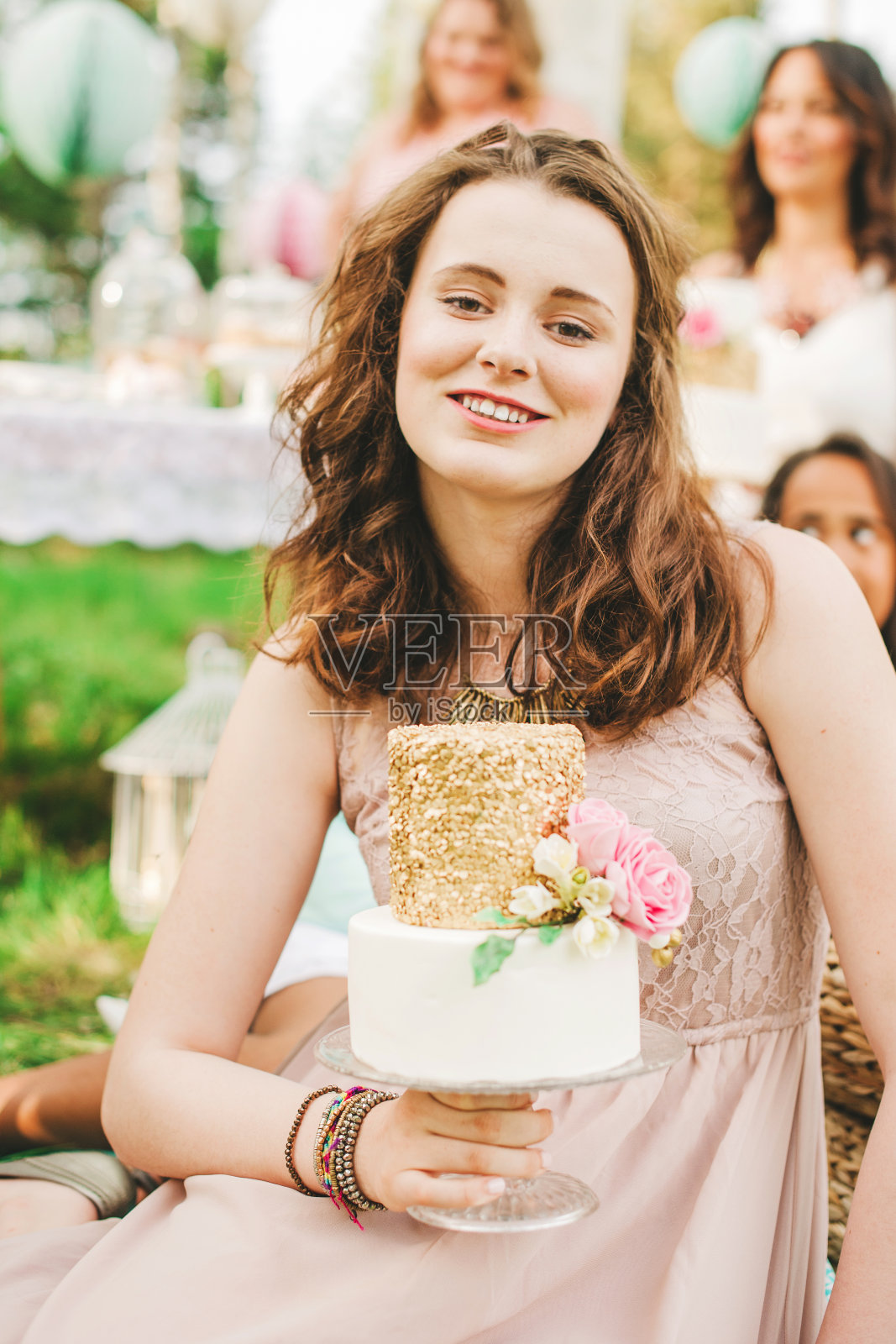 拿着漂亮蛋糕的漂亮姑娘照片摄影图片