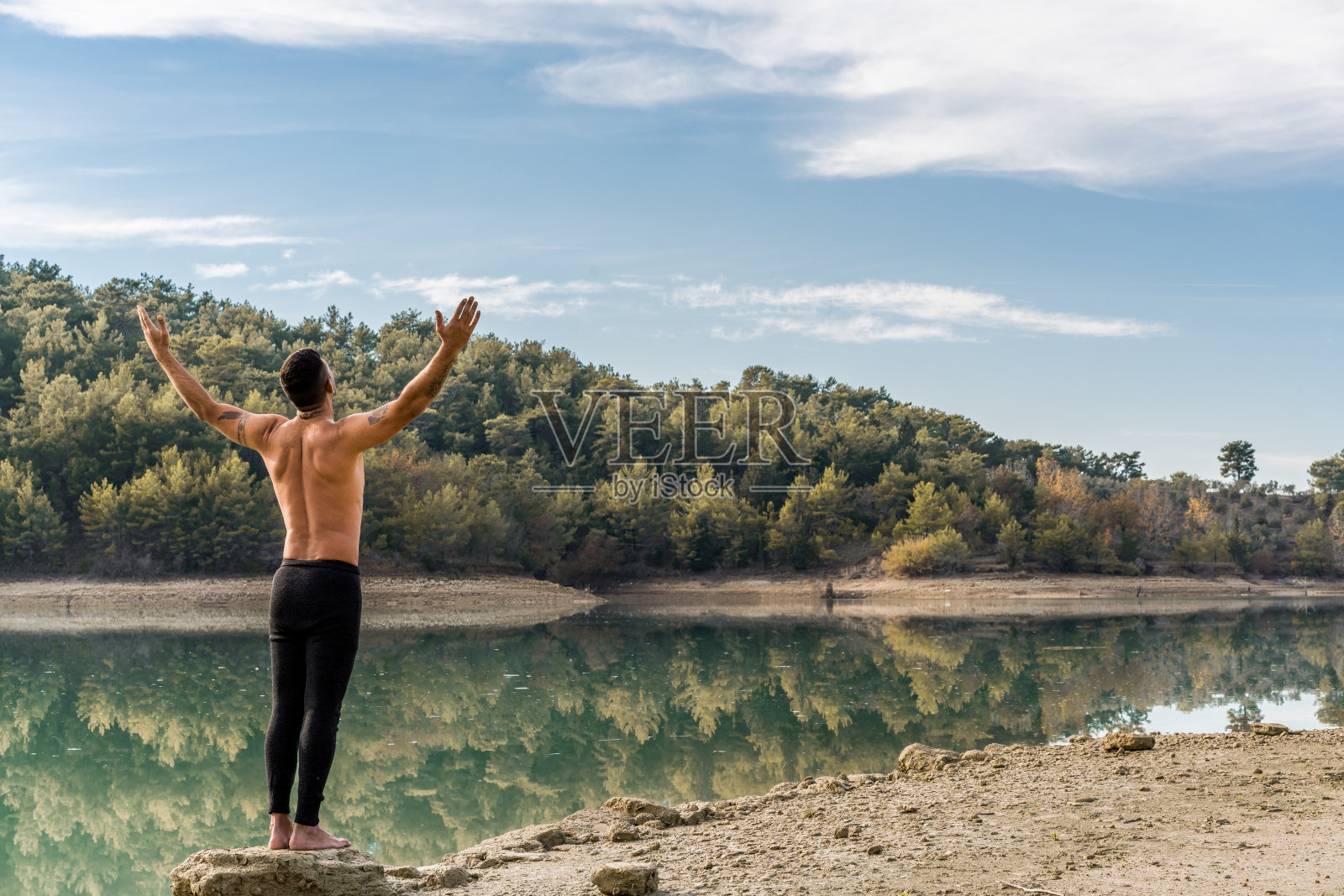 在户外的山上练习瑜伽照片摄影图片