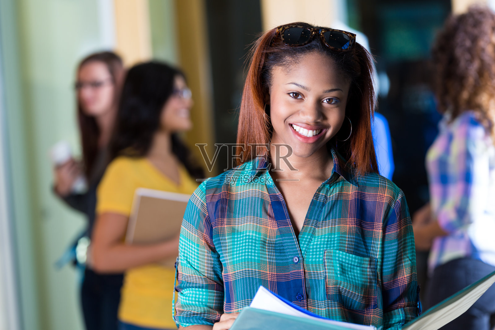 非裔美国高中女生在走廊看作业照片摄影图片