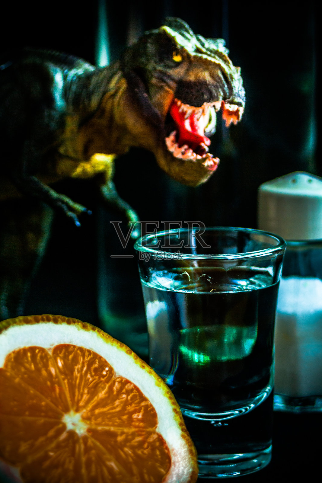 酒和t红色的恐龙在上面盘旋。照片摄影图片