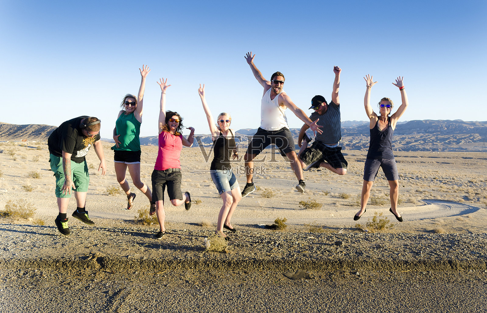 在莫哈韦沙漠里跳跃人类照片摄影图片