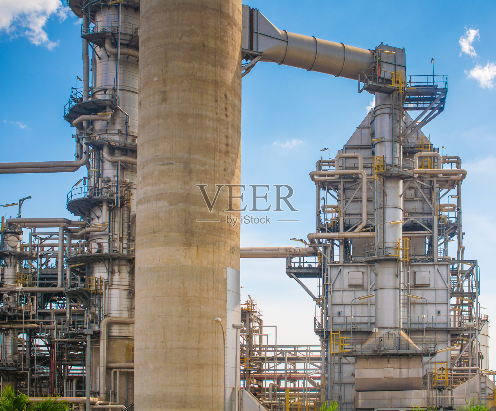 石化厂塔和炼油工业白天照片摄影图片
